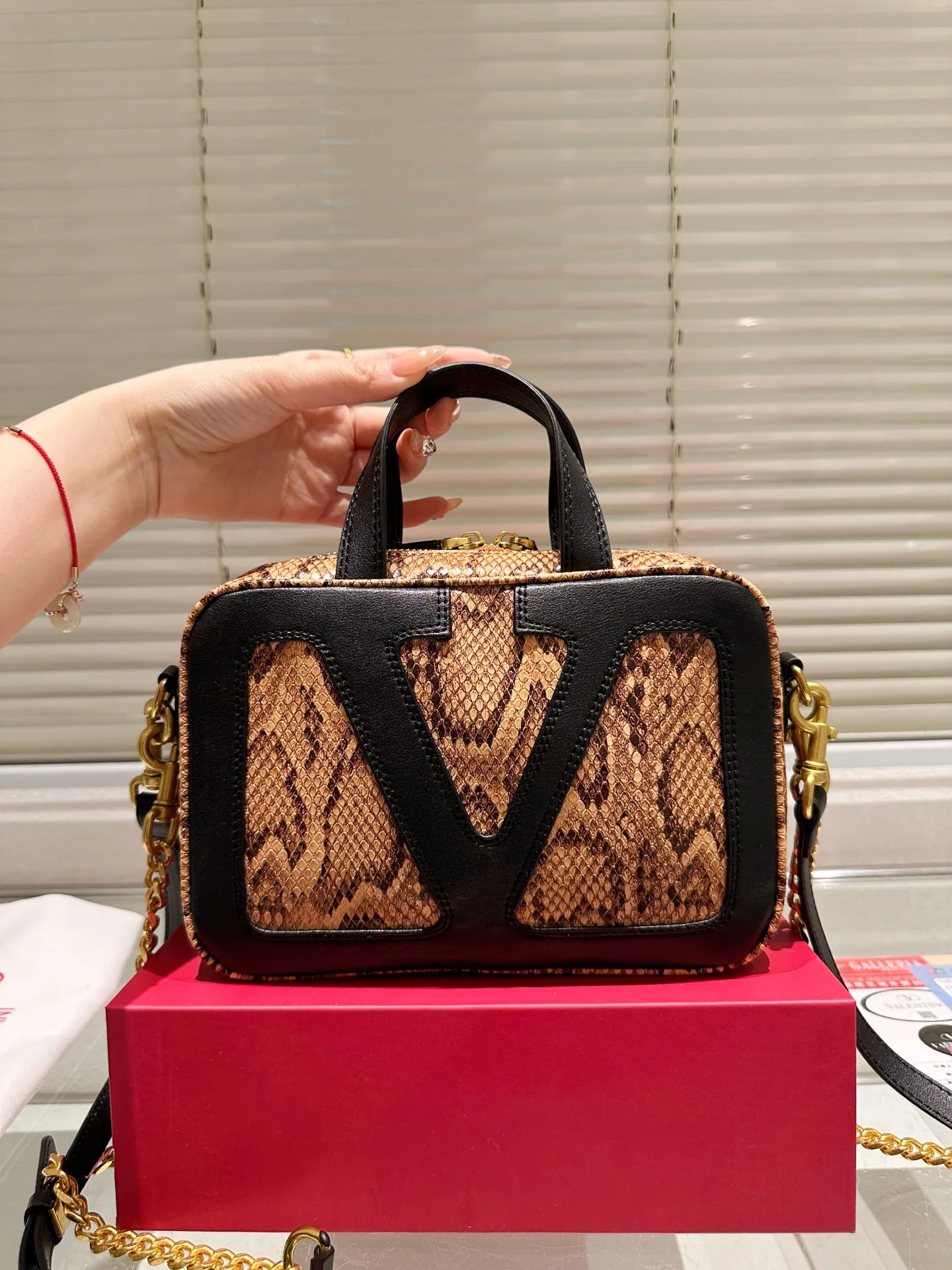 P380 Folding Box ⚠️Size 24.16 Valentino crossbody bag. The sense of luxury is overflowing. This look is very versatile. No matter how you carry it, there is no pressure. Which girl can refuse such a beautiful bag?