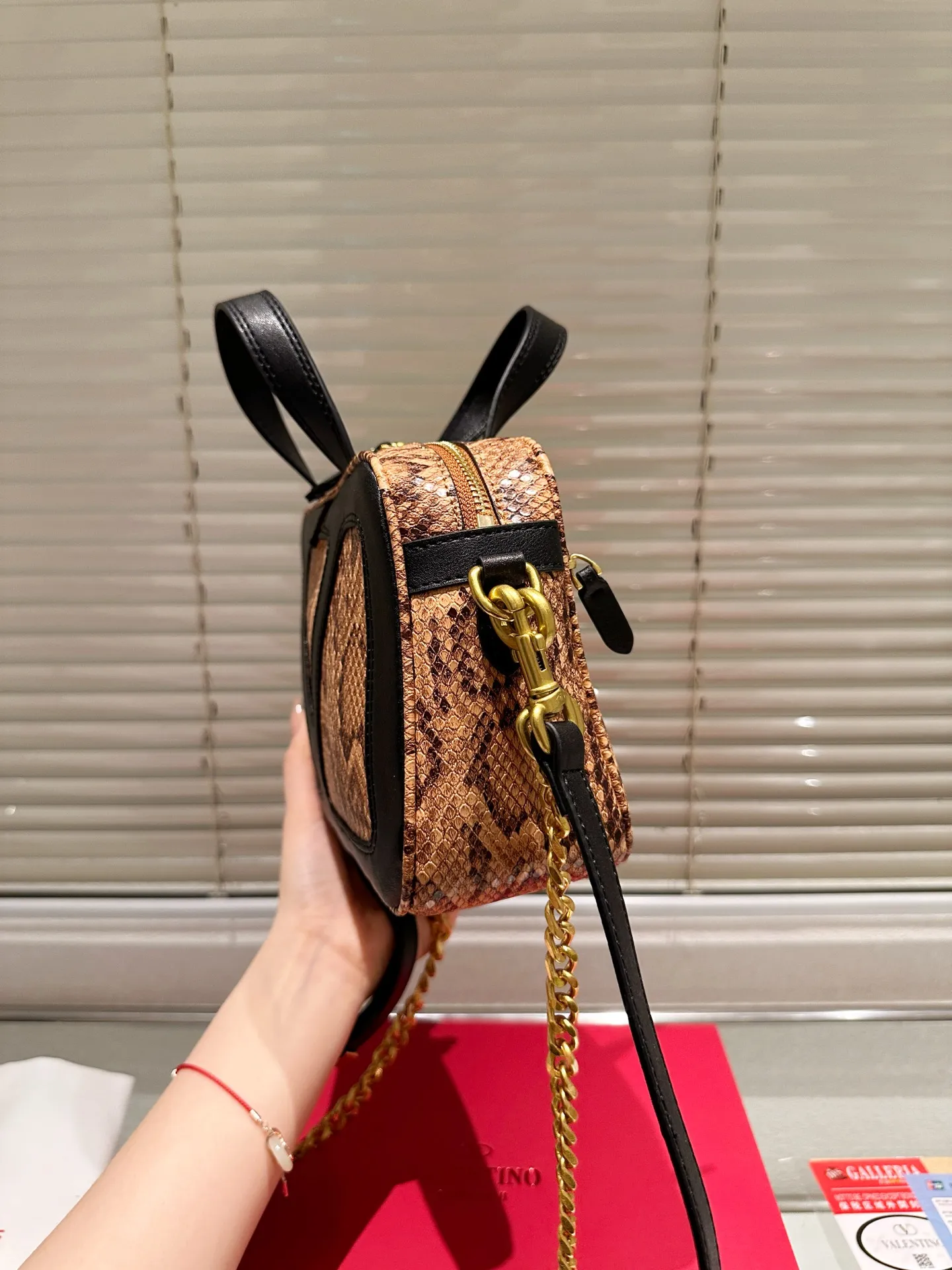 P380 Folding Box ⚠️Size 24.16 Valentino crossbody bag. The sense of luxury is overflowing. This look is very versatile. No matter how you carry it, there is no pressure. Which girl can refuse such a beautiful bag?