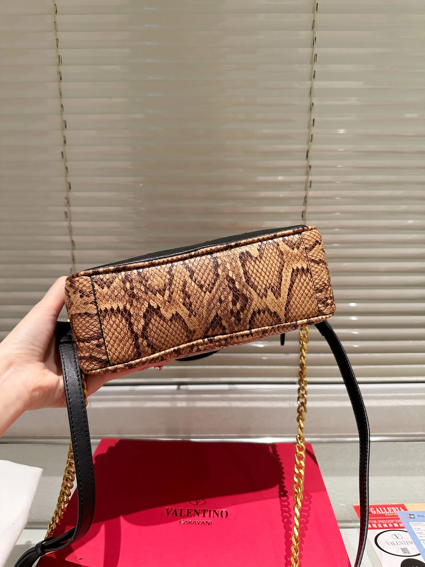 P380 Folding Box ⚠️Size 24.16 Valentino crossbody bag. The sense of luxury is overflowing. This look is very versatile. No matter how you carry it, there is no pressure. Which girl can refuse such a beautiful bag?