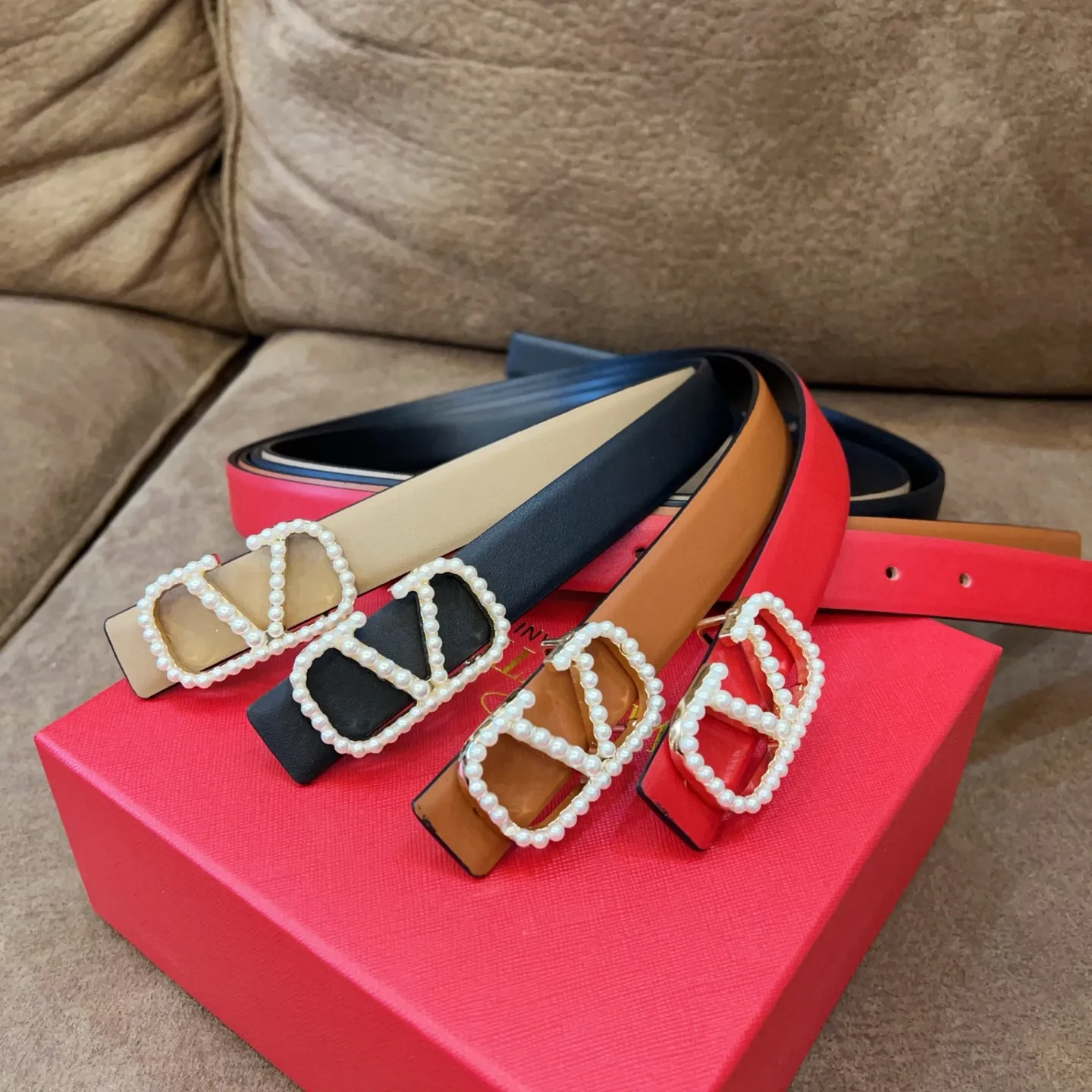 P180 Valentino classic letter series, the same style as the stars. Width 2.5CM. The hardware is made of classic cowhide leather fabric with logo. It can be worn on both sides! A non-contrasting belt! Goddess style and couple style! Fashion essentials for men and women [color][color][color]