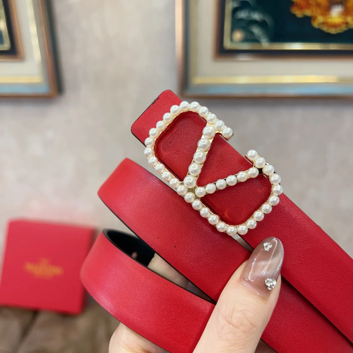 P180 Valentino classic letter series, the same style as the stars. Width 2.5CM. The hardware is made of classic cowhide leather fabric with logo. It can be worn on both sides! A non-contrasting belt! Goddess style and couple style! Fashion essentials for men and women [color][color][color]