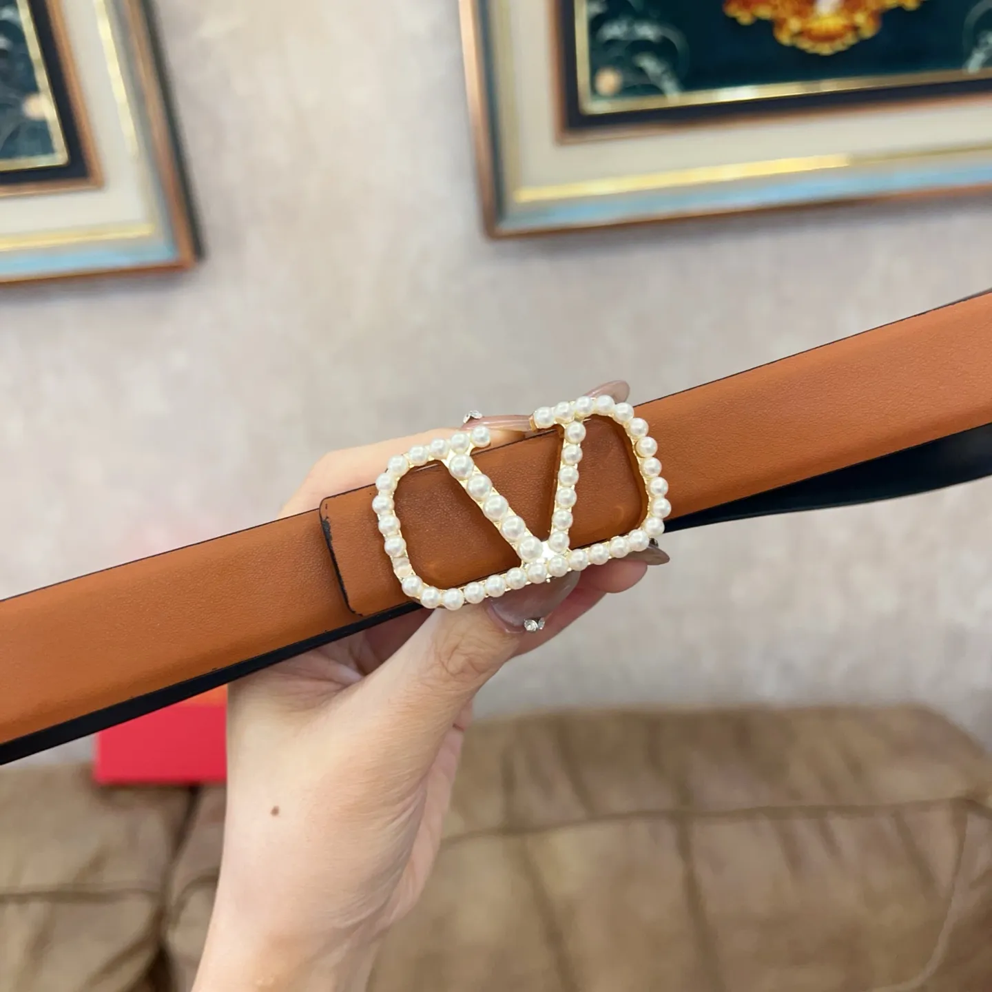 P180 Valentino classic letter series, the same style as the stars. Width 2.5CM. The hardware is made of classic cowhide leather fabric with logo. It can be worn on both sides! A non-contrasting belt! Goddess style and couple style! Fashion essentials for men and women [color][color][color]