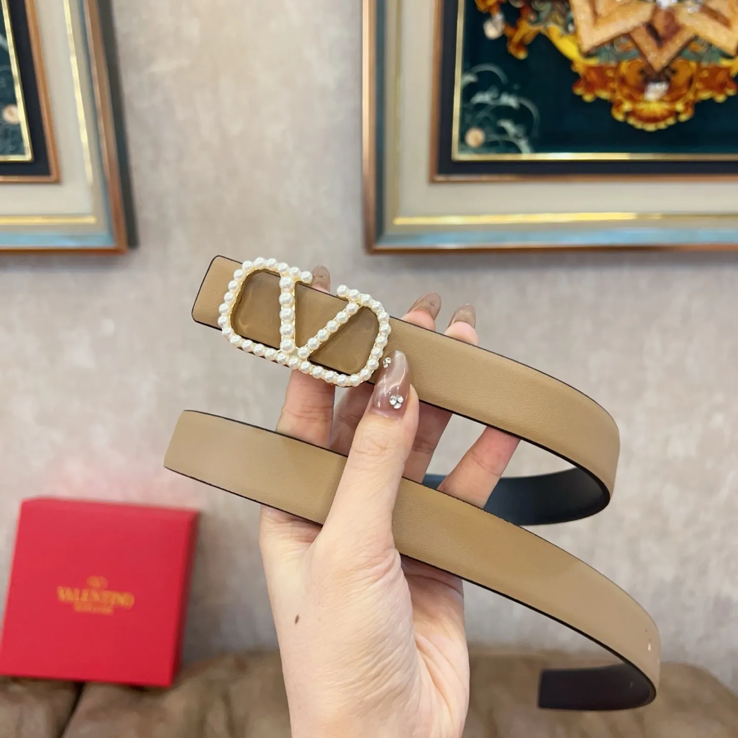 P180 Valentino classic letter series, the same style as the stars. Width 2.5CM. The hardware is made of classic cowhide leather fabric with logo. It can be worn on both sides! A non-contrasting belt! Goddess style and couple style! Fashion essentials for men and women [color][color][color]
