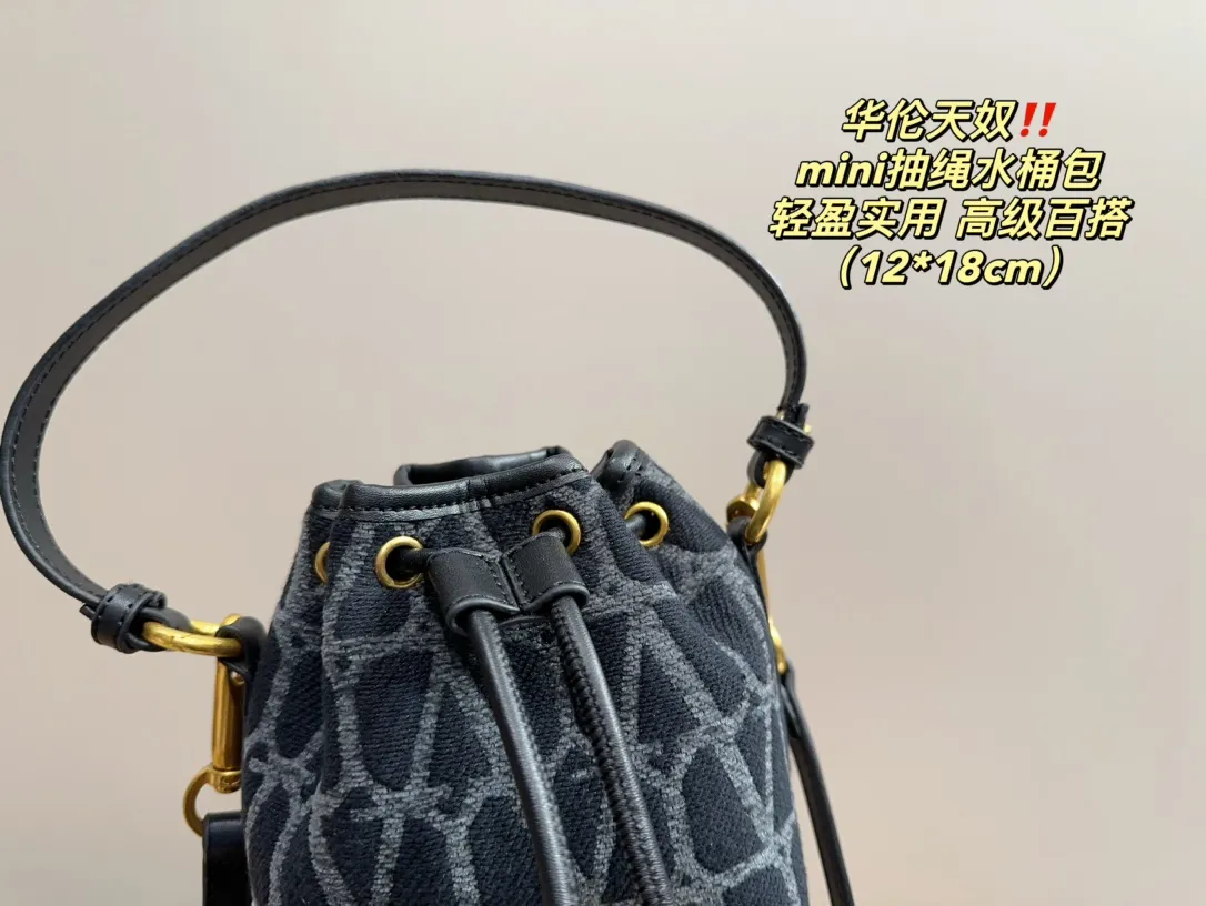 P310 comes with folding box ⚠️Size 12.18 Valentino mini drawstring bucket bag. The texture is very soft. The chain and logo are all gold. Sisters, don’t worry. This bag is very light, and I think it is very practical. It is very easy to match and the capacity is quite large. Basically, when we girls go out, we can put daily things in it. The black color with gold logo and chain looks really high-end and very attractive.