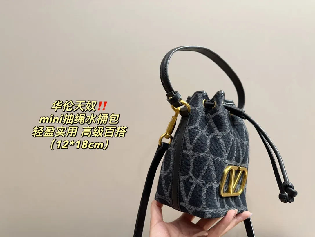 P310 comes with folding box ⚠️Size 12.18 Valentino mini drawstring bucket bag. The texture is very soft. The chain and logo are all gold. Sisters, don’t worry. This bag is very light, and I think it is very practical. It is very easy to match and the capacity is quite large. Basically, when we girls go out, we can put daily things in it. The black color with gold logo and chain looks really high-end and very attractive.