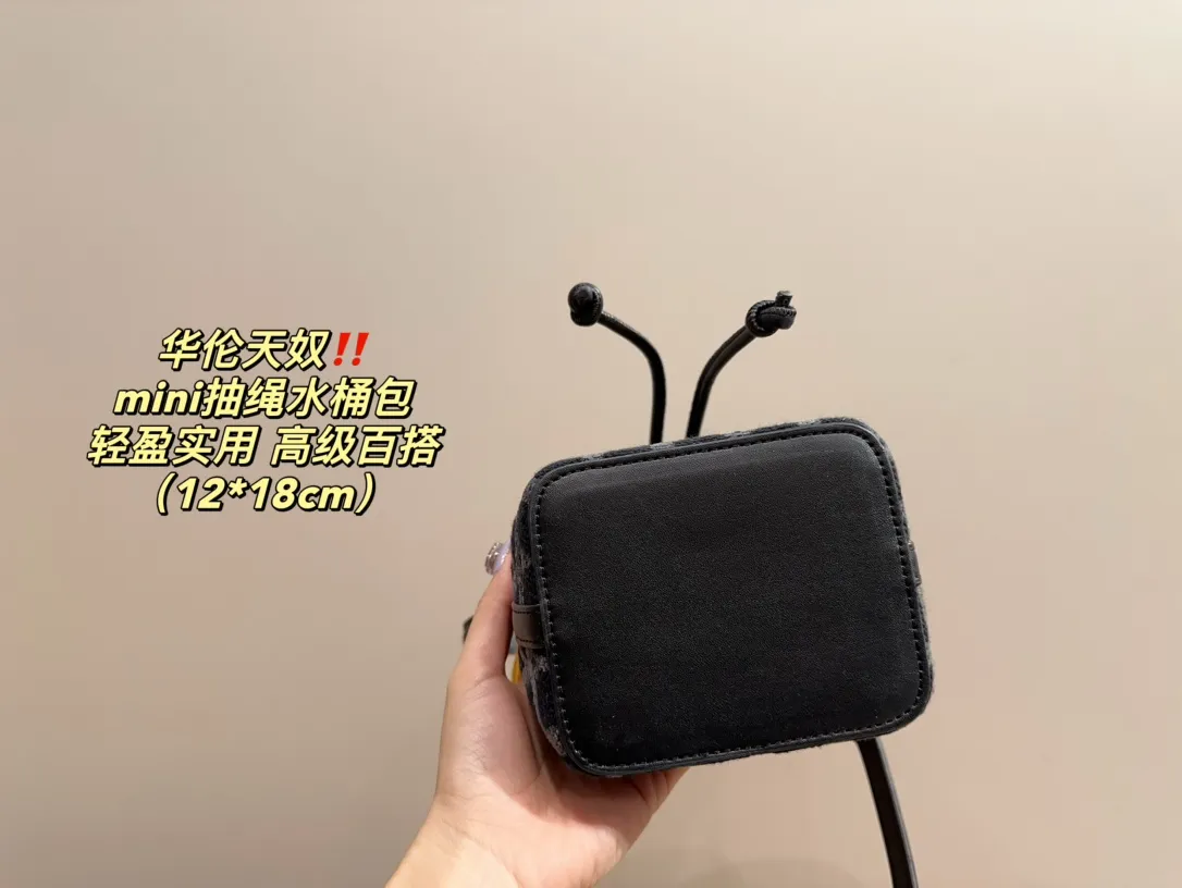 P310 comes with folding box ⚠️Size 12.18 Valentino mini drawstring bucket bag. The texture is very soft. The chain and logo are all gold. Sisters, don’t worry. This bag is very light, and I think it is very practical. It is very easy to match and the capacity is quite large. Basically, when we girls go out, we can put daily things in it. The black color with gold logo and chain looks really high-end and very attractive.