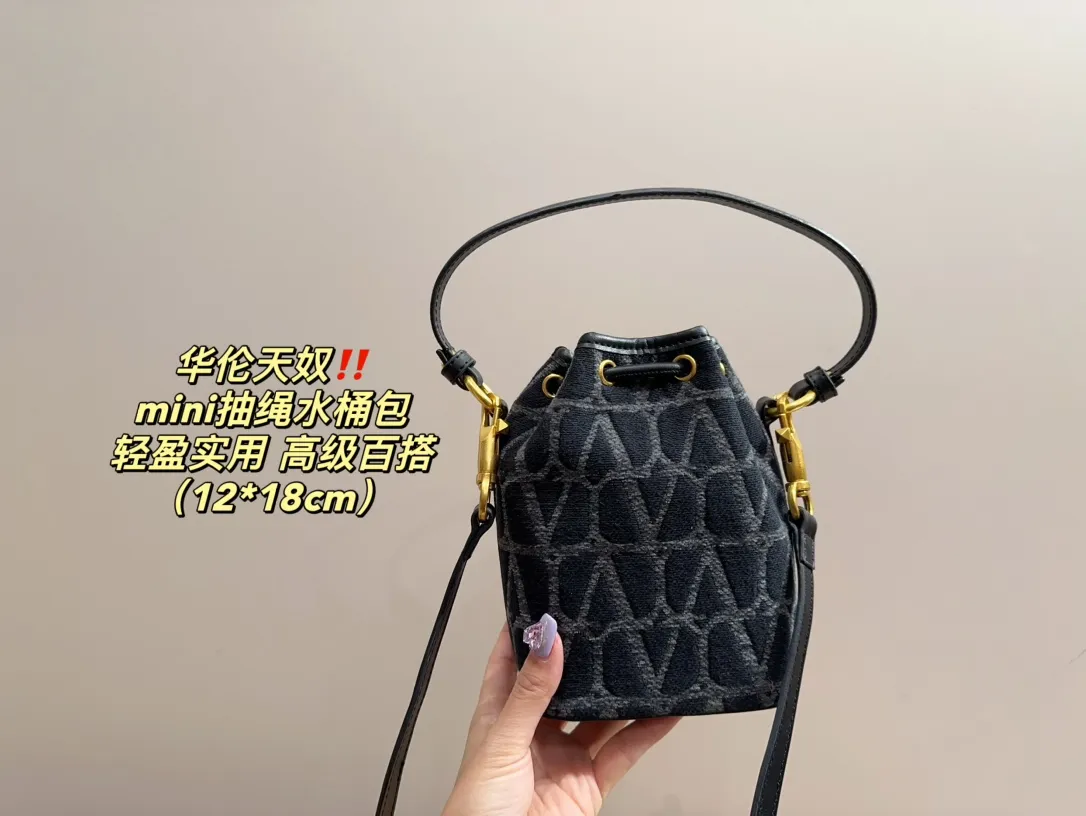 P310 comes with folding box ⚠️Size 12.18 Valentino mini drawstring bucket bag. The texture is very soft. The chain and logo are all gold. Sisters, don’t worry. This bag is very light, and I think it is very practical. It is very easy to match and the capacity is quite large. Basically, when we girls go out, we can put daily things in it. The black color with gold logo and chain looks really high-end and very attractive.
