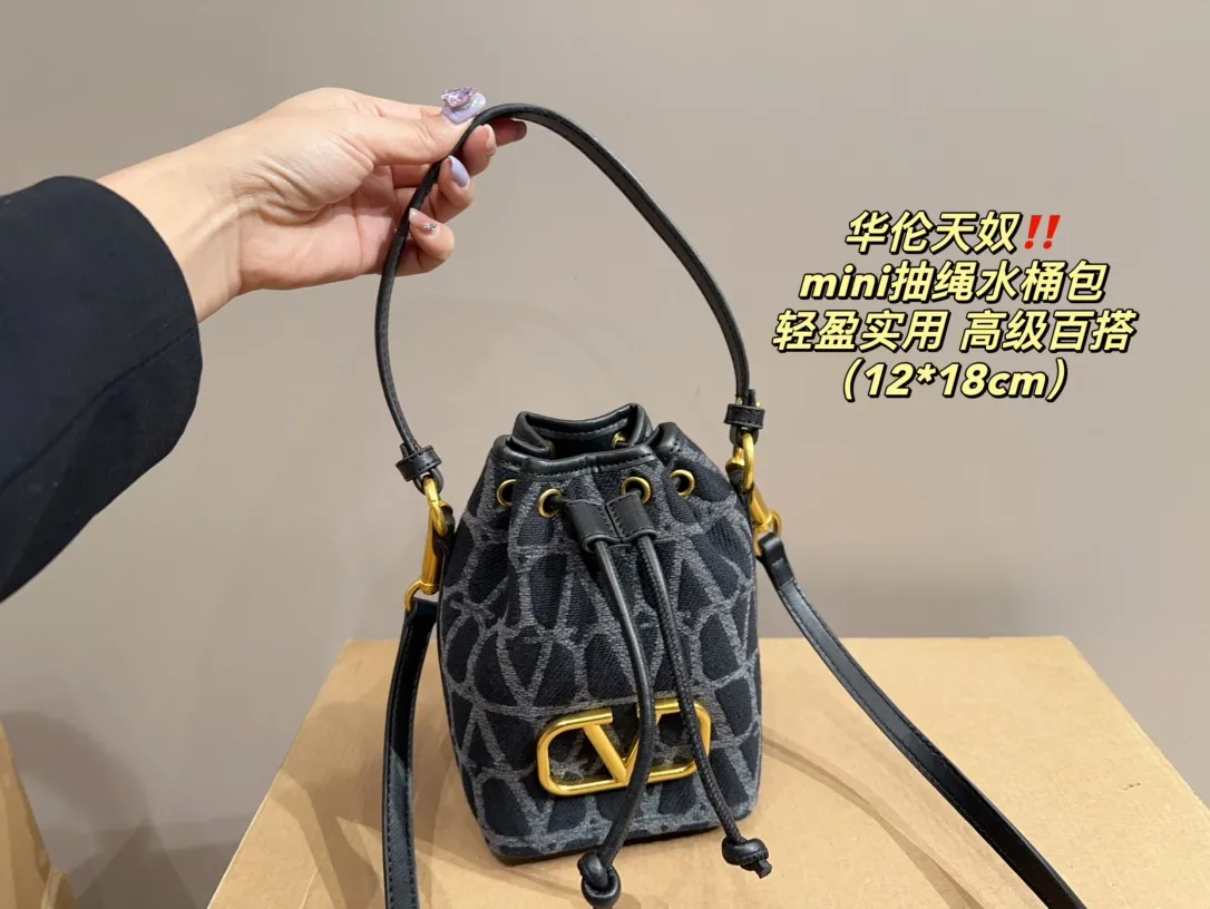 P310 comes with folding box ⚠️Size 12.18 Valentino mini drawstring bucket bag. The texture is very soft. The chain and logo are all gold. Sisters, don’t worry. This bag is very light, and I think it is very practical. It is very easy to match and the capacity is quite large. Basically, when we girls go out, we can put daily things in it. The black color with gold logo and chain looks really high-end and very attractive.