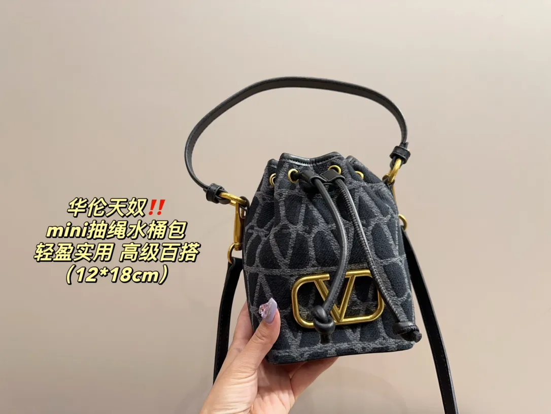 P310 comes with folding box ⚠️Size 12.18 Valentino mini drawstring bucket bag. The texture is very soft. The chain and logo are all gold. Sisters, don’t worry. This bag is very light, and I think it is very practical. It is very easy to match and the capacity is quite large. Basically, when we girls go out, we can put daily things in it. The black color with gold logo and chain looks really high-end and very attractive.
