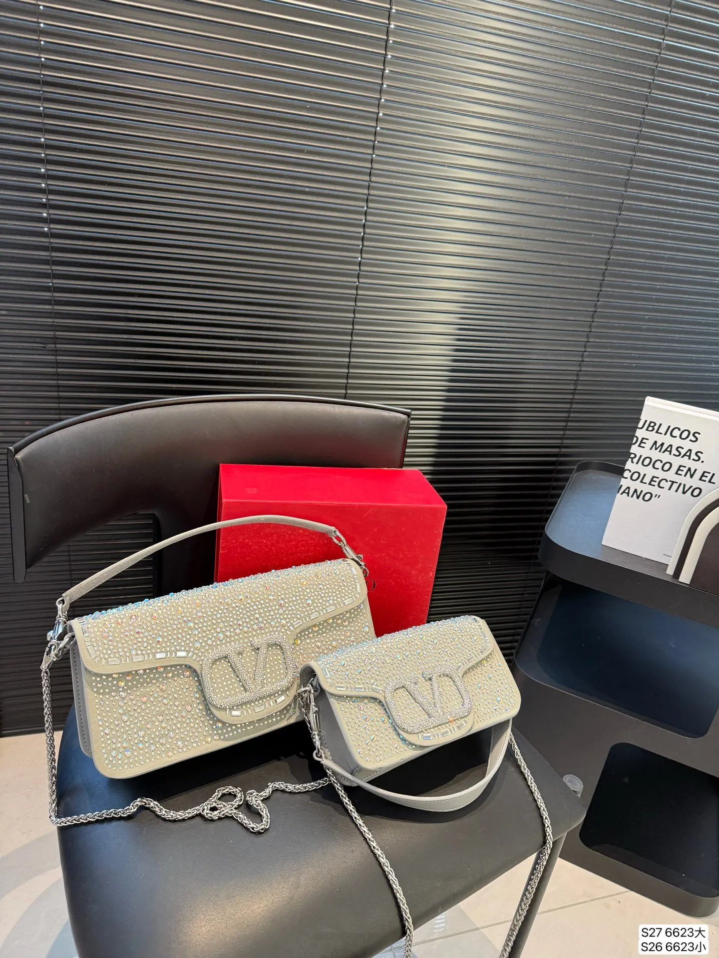Large size P370 Small size P360 with folding box This time Valentino really went big. Favored by celebrities from all walks of life ~ The simple design is not only full of art but also exquisite. High-end sizes: Large size 28 13.5 Small size 20 11 Item No. 6623