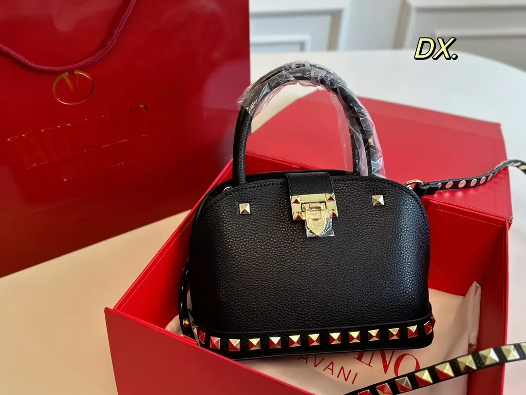 P360 (folding box) size: 21×16 VALENTINO Valentino rivet shell bag ❤️ The classic shell bag style is decorated with rivets ✔️ Good, fashionable and practical at the same time! The rivet decoration on the bottom is so high-end and full of details🈵️ Stable without losing the cool style✅