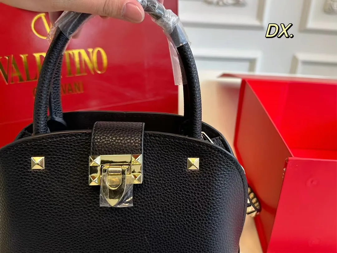 P360 (folding box) size: 21×16 VALENTINO Valentino rivet shell bag ❤️ The classic shell bag style is decorated with rivets ✔️ Good, fashionable and practical at the same time! The rivet decoration on the bottom is so high-end and full of details🈵️ Stable without losing the cool style✅