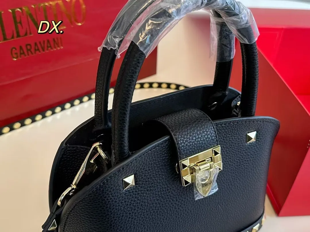 P360 (folding box) size: 21×16 VALENTINO Valentino rivet shell bag ❤️ The classic shell bag style is decorated with rivets ✔️ Good, fashionable and practical at the same time! The rivet decoration on the bottom is so high-end and full of details🈵️ Stable without losing the cool style✅