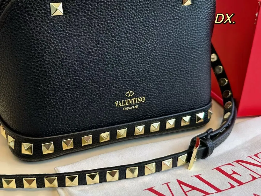 P360 (folding box) size: 21×16 VALENTINO Valentino rivet shell bag ❤️ The classic shell bag style is decorated with rivets ✔️ Good, fashionable and practical at the same time! The rivet decoration on the bottom is so high-end and full of details🈵️ Stable without losing the cool style✅