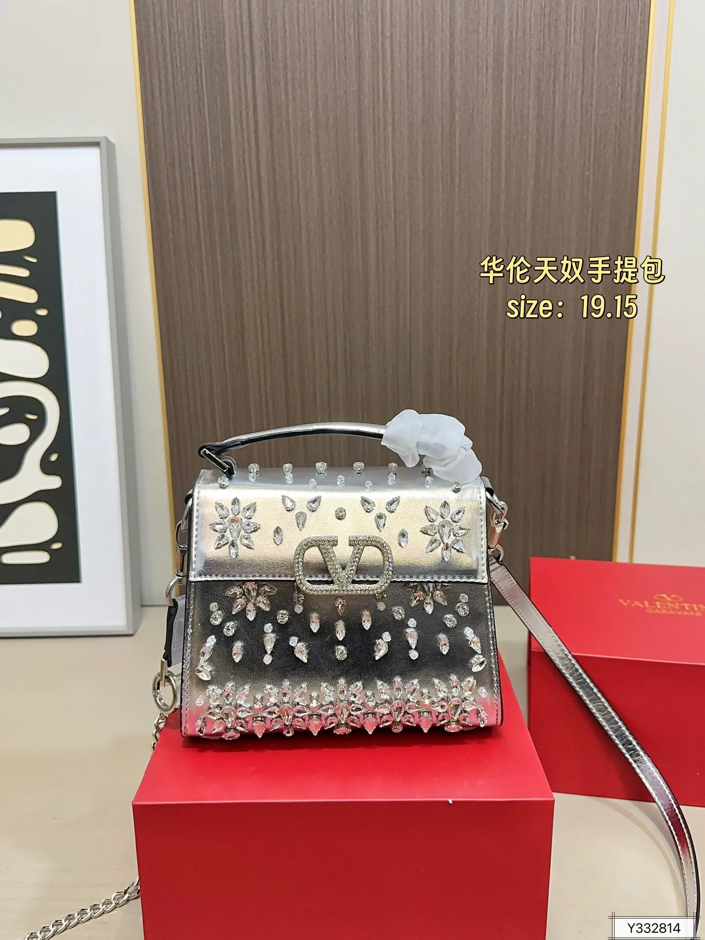💰460 Valentino handbag with folding box. This time Valentino has really stepped up its game. It is favored by stars from all walks of life ~ The simple design is not only artistic but also exquisite. Premium size: 19 15