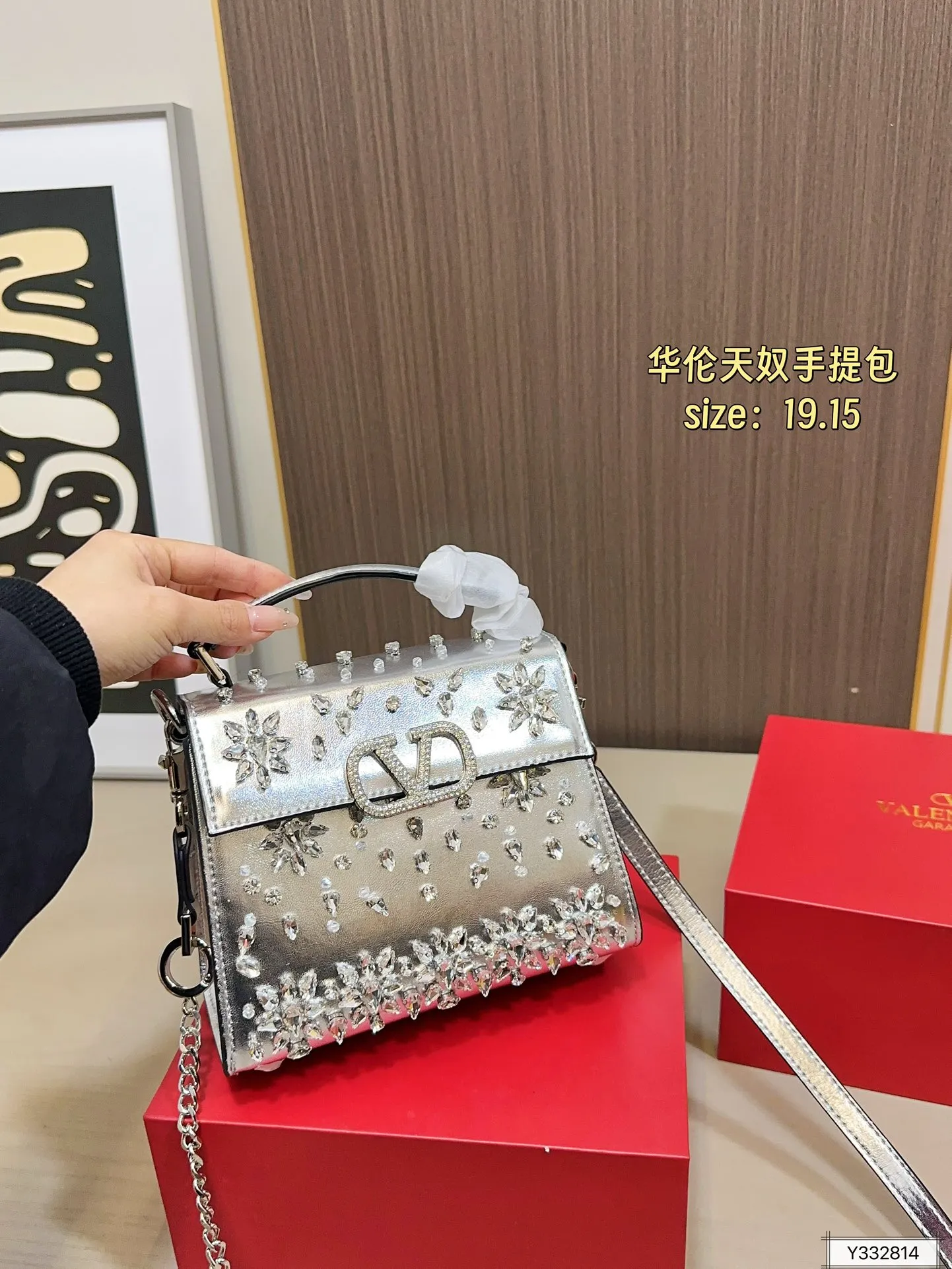 💰460 Valentino handbag with folding box. This time Valentino has really stepped up its game. It is favored by stars from all walks of life ~ The simple design is not only artistic but also exquisite. Premium size: 19 15