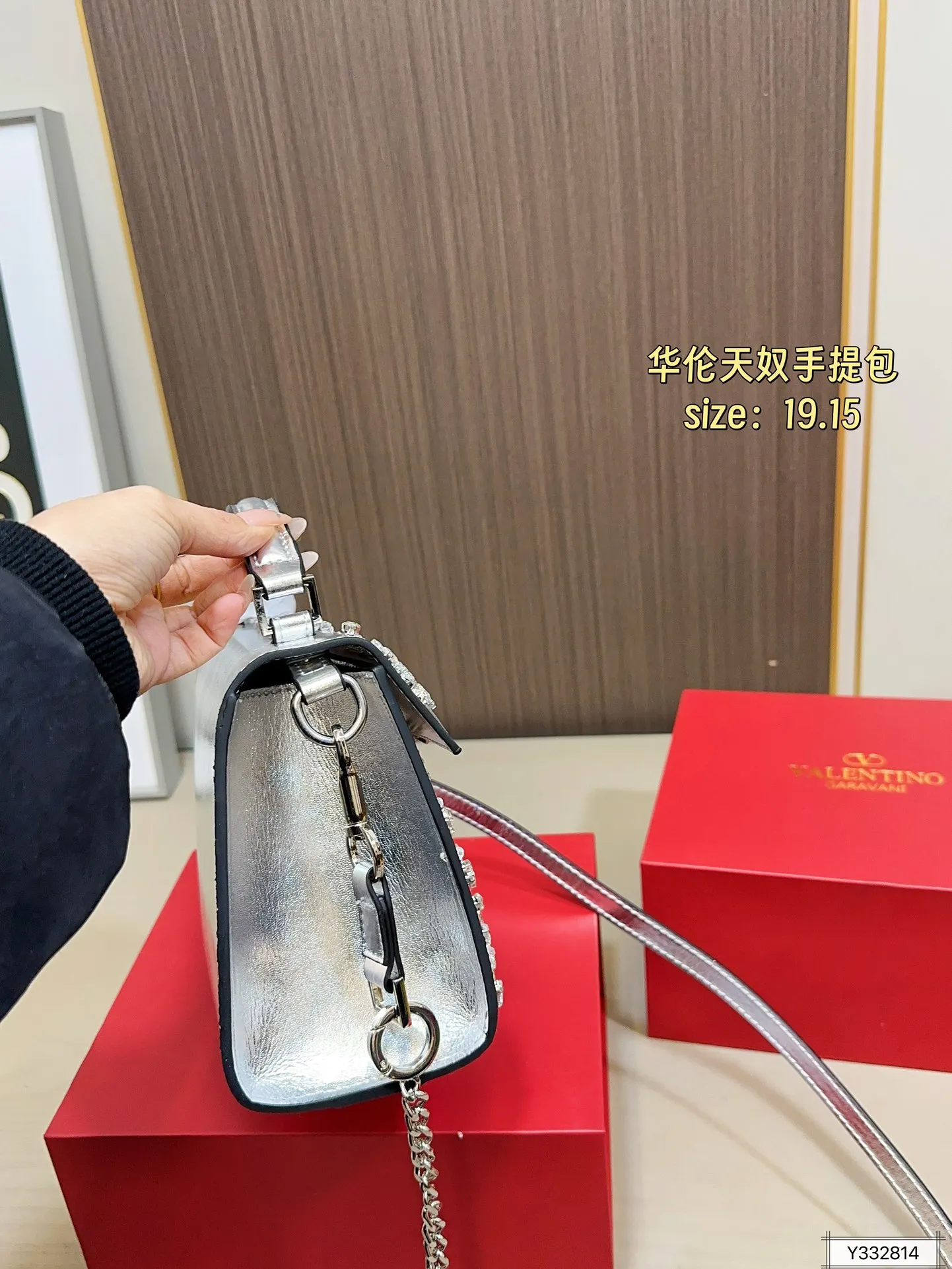 💰460 Valentino handbag with folding box. This time Valentino has really stepped up its game. It is favored by stars from all walks of life ~ The simple design is not only artistic but also exquisite. Premium size: 19 15