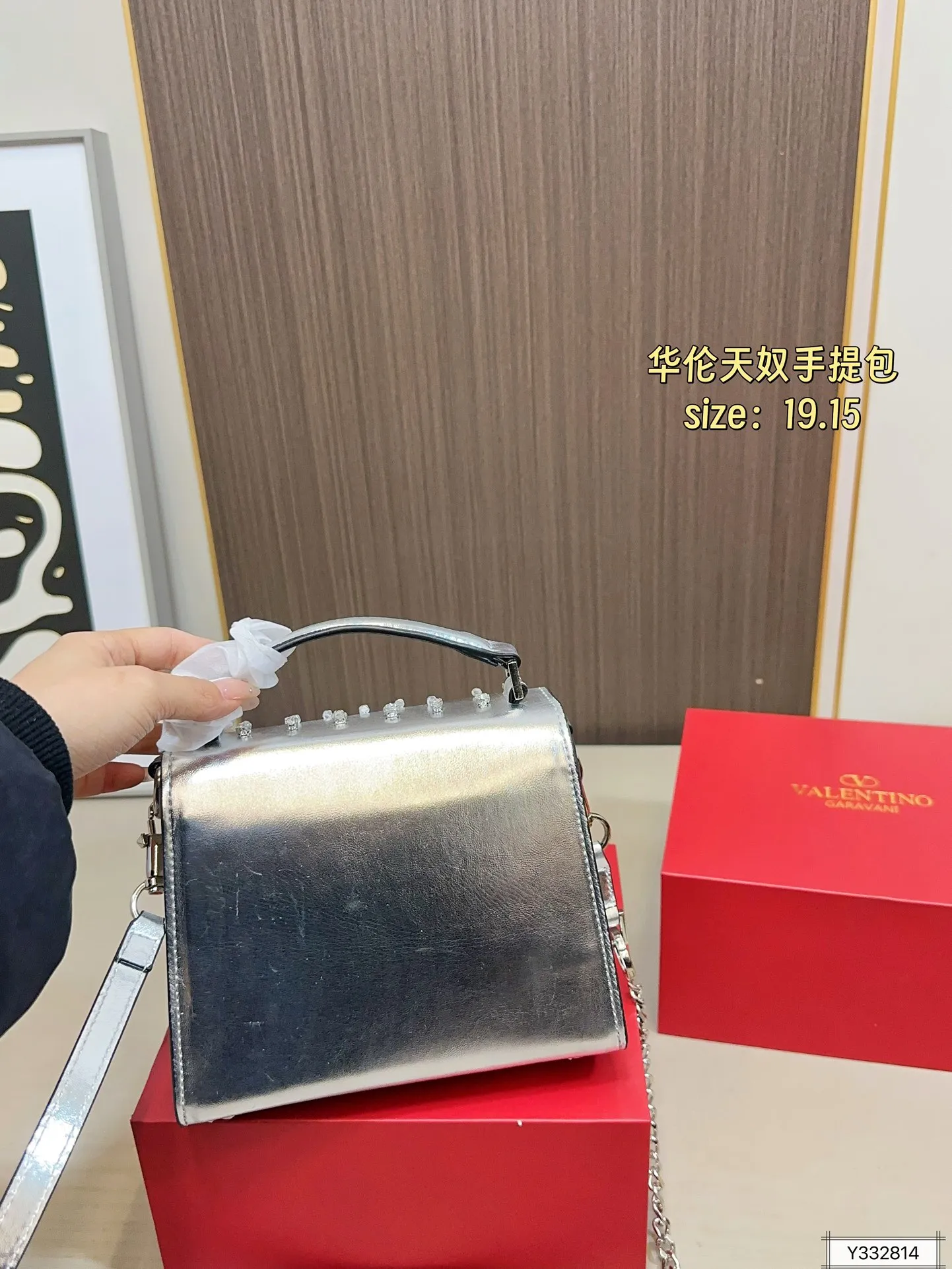 💰460 Valentino handbag with folding box. This time Valentino has really stepped up its game. It is favored by stars from all walks of life ~ The simple design is not only artistic but also exquisite. Premium size: 19 15
