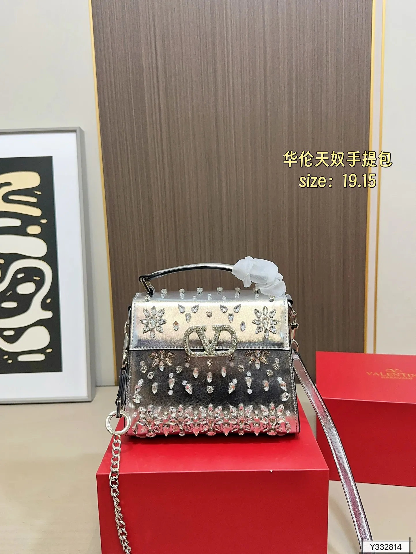 💰460 Valentino handbag with folding box. This time Valentino has really stepped up its game. It is favored by stars from all walks of life ~ The simple design is not only artistic but also exquisite. Premium size: 19 15