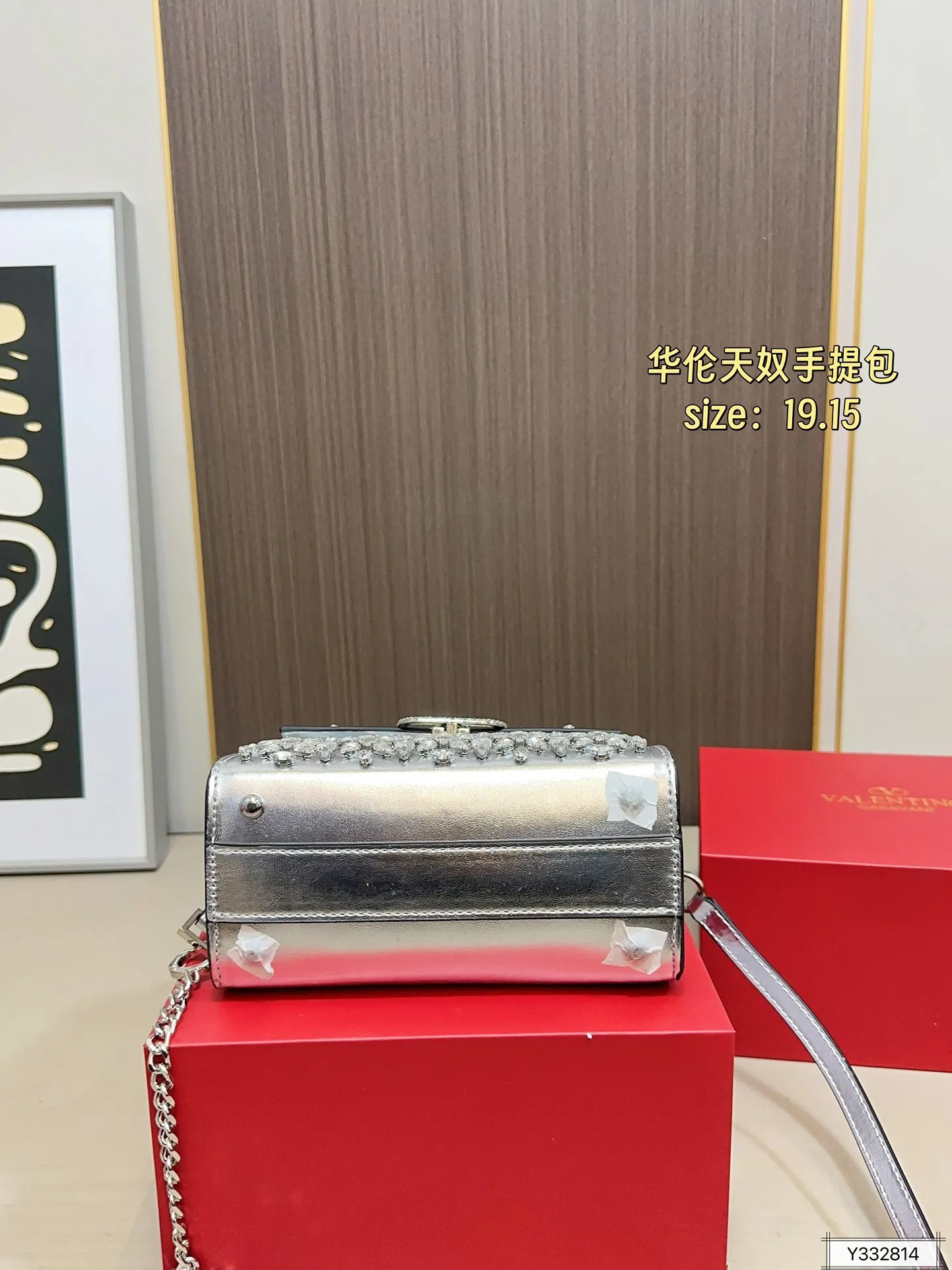 💰460 Valentino handbag with folding box. This time Valentino has really stepped up its game. It is favored by stars from all walks of life ~ The simple design is not only artistic but also exquisite. Premium size: 19 15