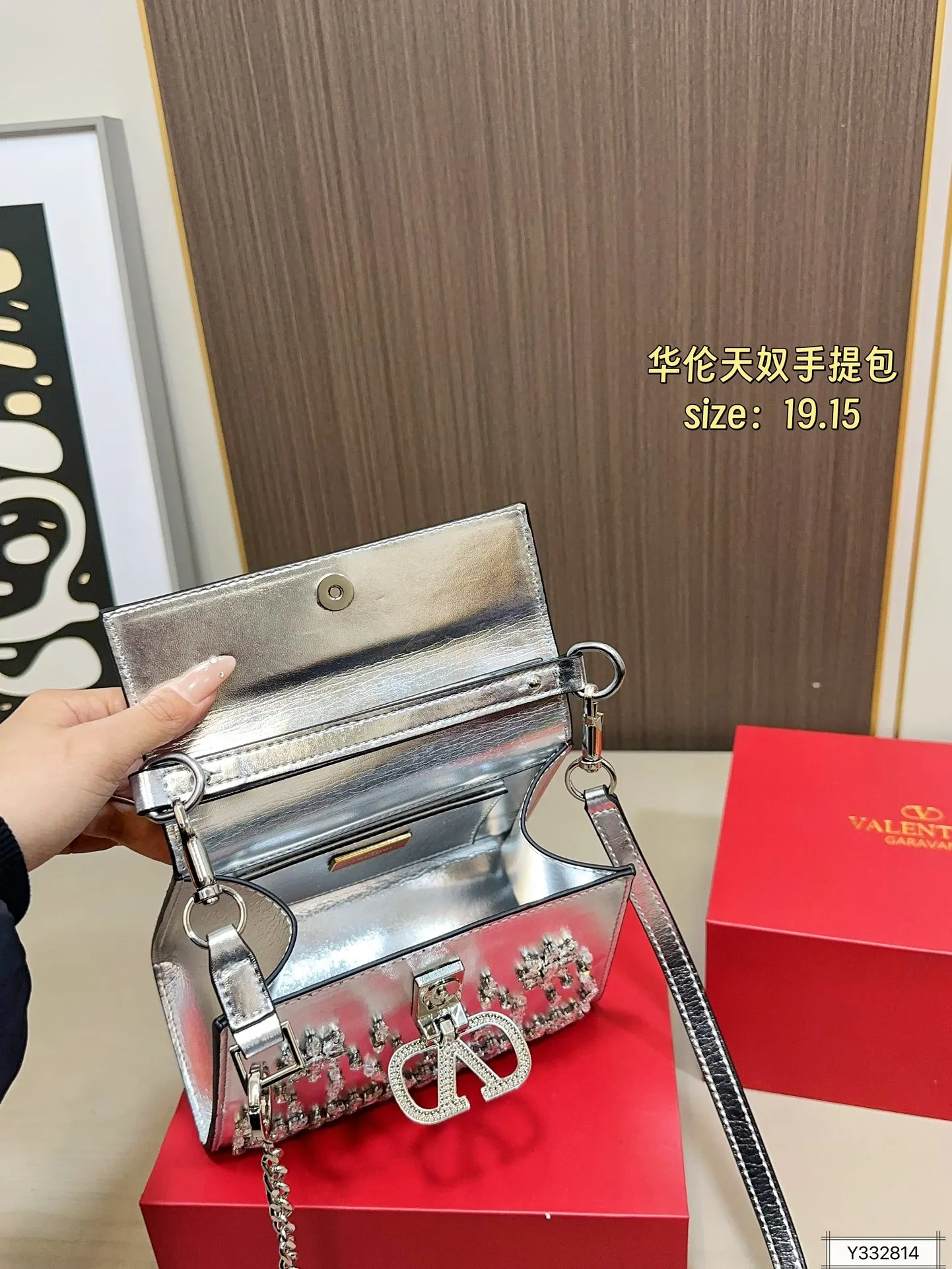 💰460 Valentino handbag with folding box. This time Valentino has really stepped up its game. It is favored by stars from all walks of life ~ The simple design is not only artistic but also exquisite. Premium size: 19 15