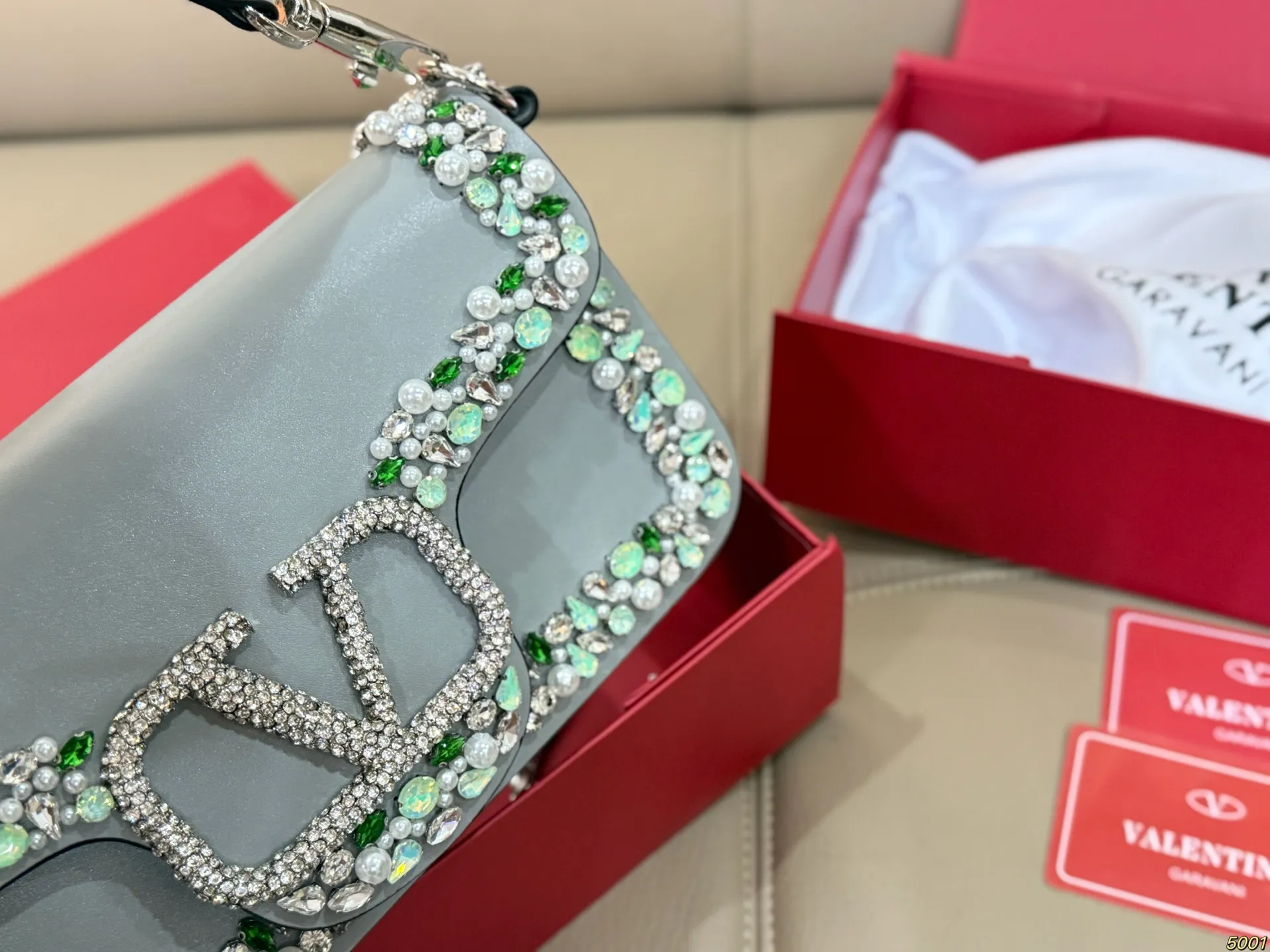 ¥520 folding box Valentino Valentino large v bag, versatile and classic, exquisite one, really super invincible and cute, full of fairy spirit, a must-have for girls every day, size 25 13