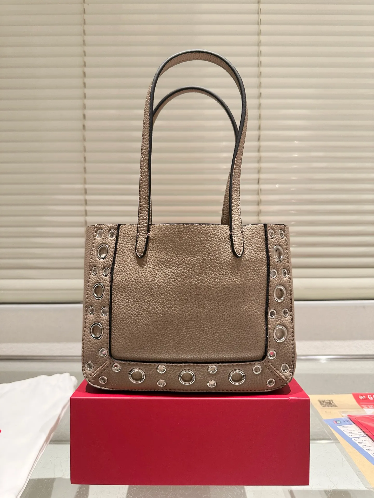 P360 comes with box, size 21*17 Valentino nellcote tote bag, suede body, decorated with ball rivets and hollow details, balancing retro and fashionable. It can be freely switched between hand-carrying and shoulder-carrying, and combined with a detachable carrying bag, it combines practicality and fun.
