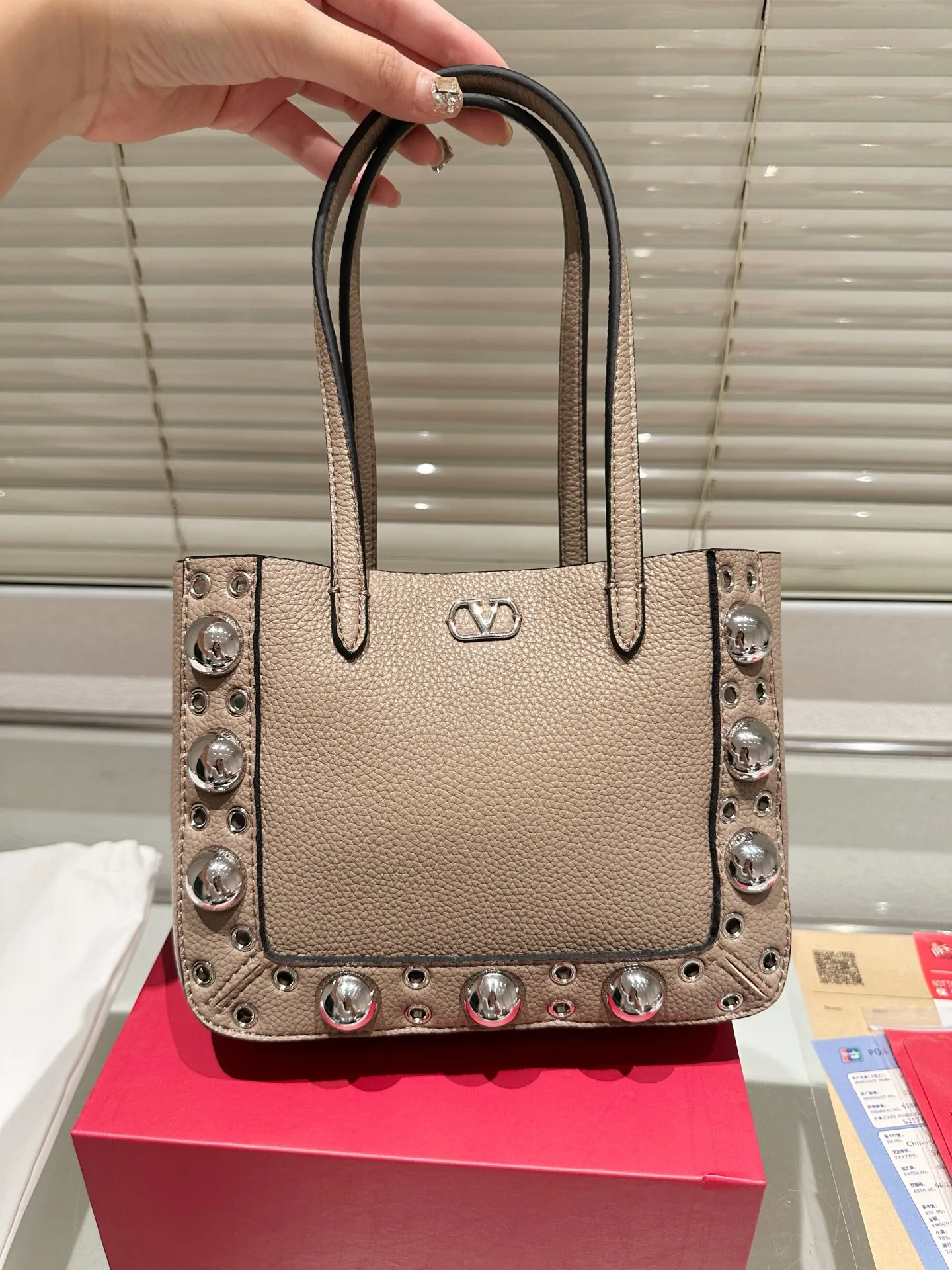 P360 comes with box, size 21*17 Valentino nellcote tote bag, suede body, decorated with ball rivets and hollow details, balancing retro and fashionable. It can be freely switched between hand-carrying and shoulder-carrying, and combined with a detachable carrying bag, it combines practicality and fun.