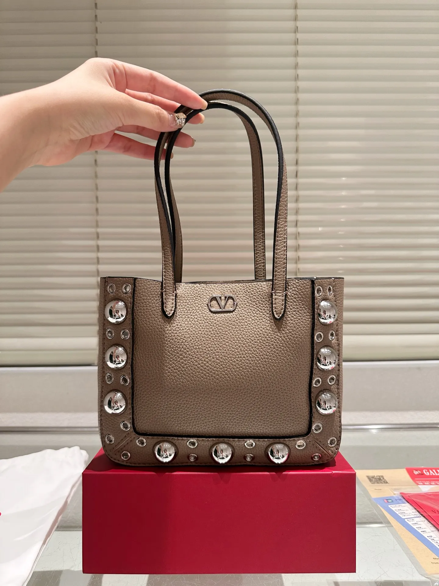P360 comes with box, size 21*17 Valentino nellcote tote bag, suede body, decorated with ball rivets and hollow details, balancing retro and fashionable. It can be freely switched between hand-carrying and shoulder-carrying, and combined with a detachable carrying bag, it combines practicality and fun.