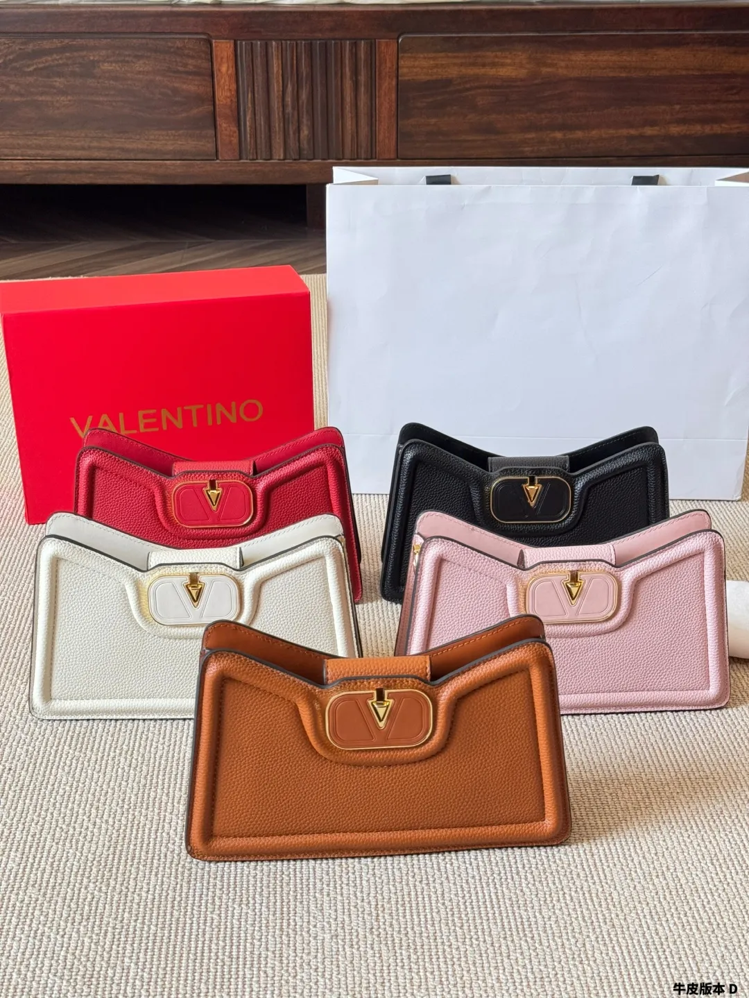 Cowhide version p310 Valentino Allknots crossbody bag Exquisite and beautiful, high-end elegance, easy to control, no matter the clothes or seasons. Can be used all year round, salty or sweet. Carry it on a tall girl, and look like a queen. Carry it on a small girl, it looks sweet on a girl. Size: 26 15