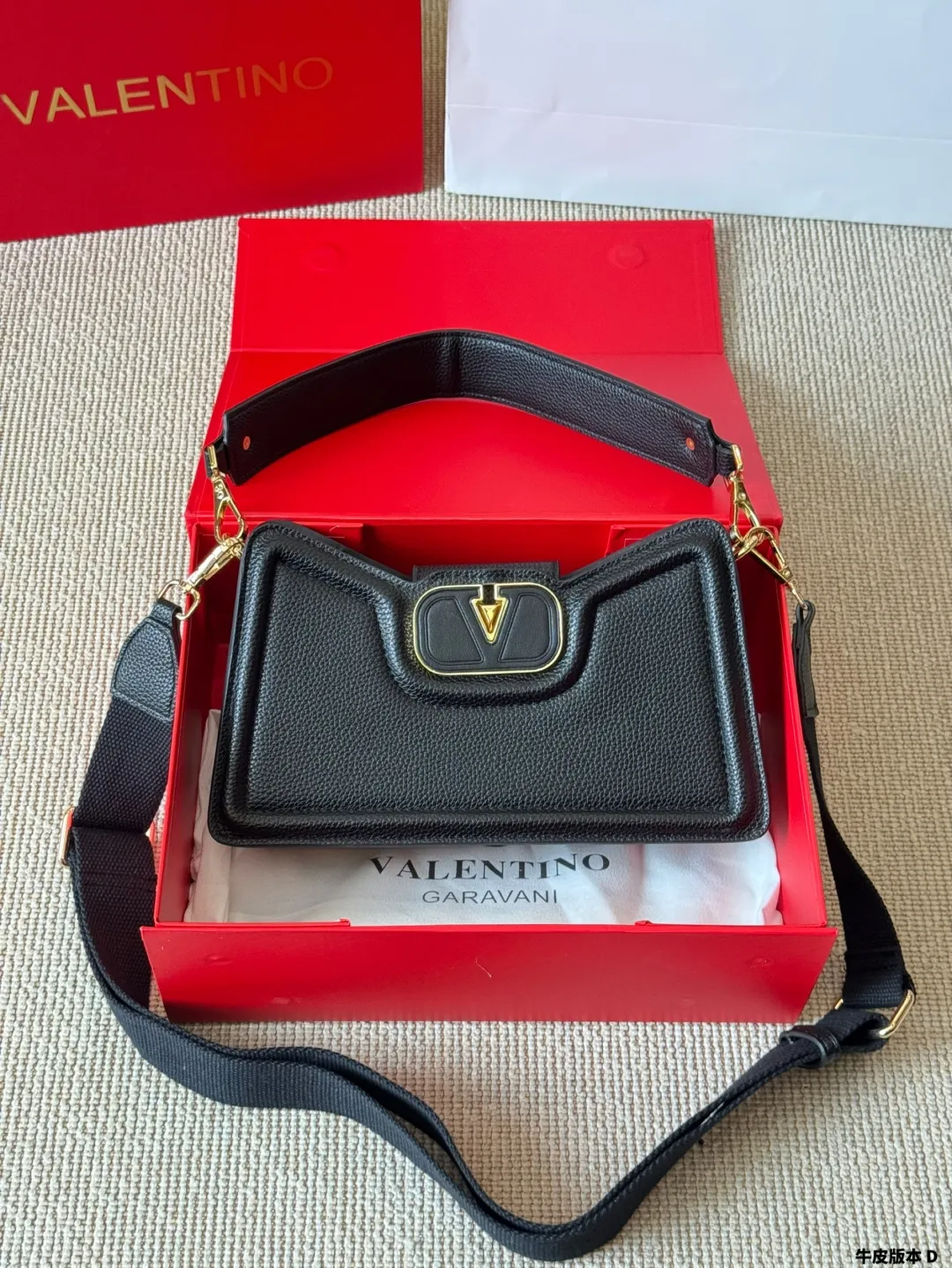 Cowhide version p310 Valentino Allknots crossbody bag Exquisite and beautiful, high-end elegance, easy to control, no matter the clothes or seasons. Can be used all year round, salty or sweet. Carry it on a tall girl, and look like a queen. Carry it on a small girl, it looks sweet on a girl. Size: 26 15