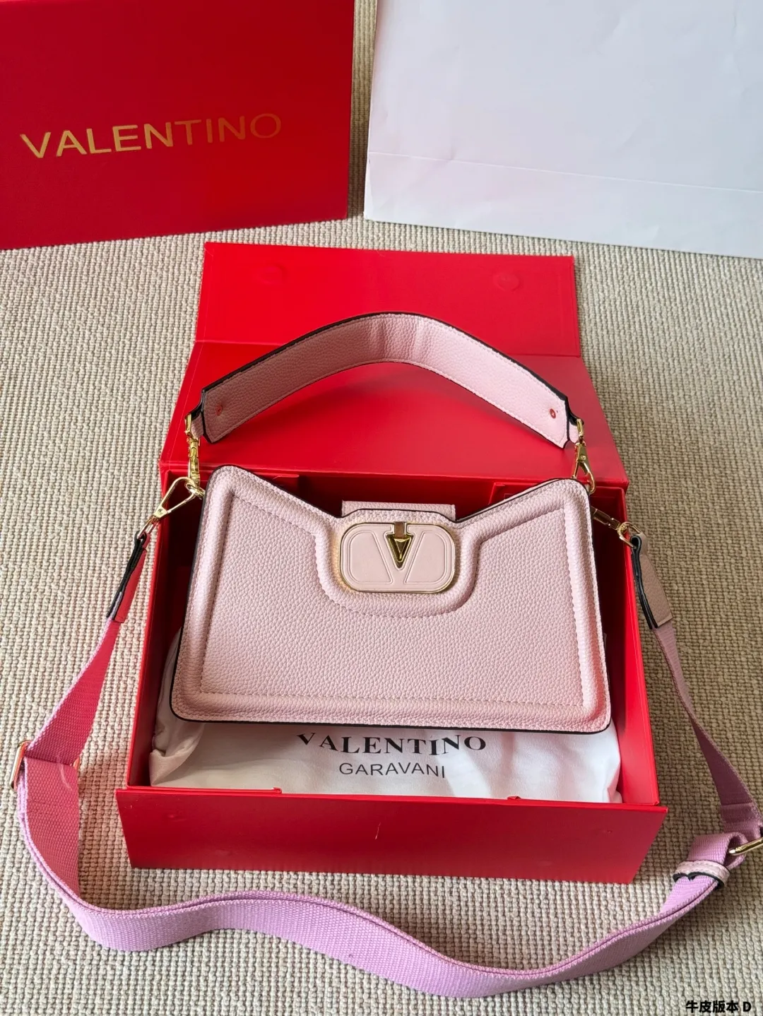 Cowhide version p310 Valentino Allknots crossbody bag Exquisite and beautiful, high-end elegance, easy to control, no matter the clothes or seasons. Can be used all year round, salty or sweet. Carry it on a tall girl, and look like a queen. Carry it on a small girl, it looks sweet on a girl. Size: 26 15