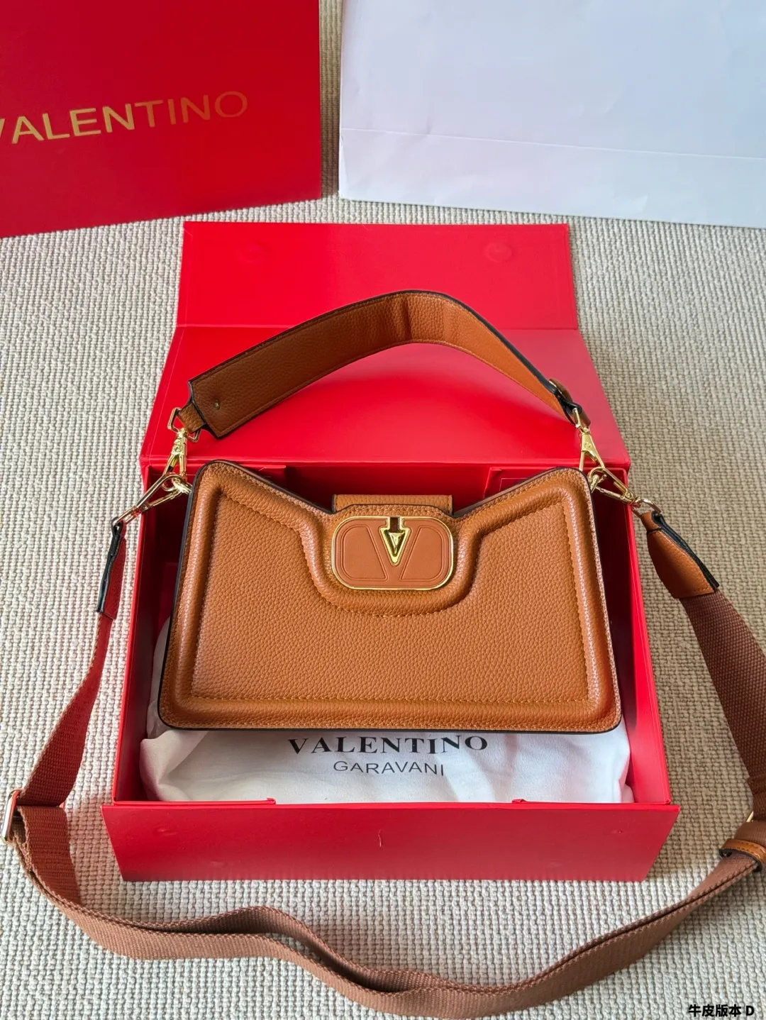 Cowhide version p310 Valentino Allknots crossbody bag Exquisite and beautiful, high-end elegance, easy to control, no matter the clothes or seasons. Can be used all year round, salty or sweet. Carry it on a tall girl, and look like a queen. Carry it on a small girl, it looks sweet on a girl. Size: 26 15
