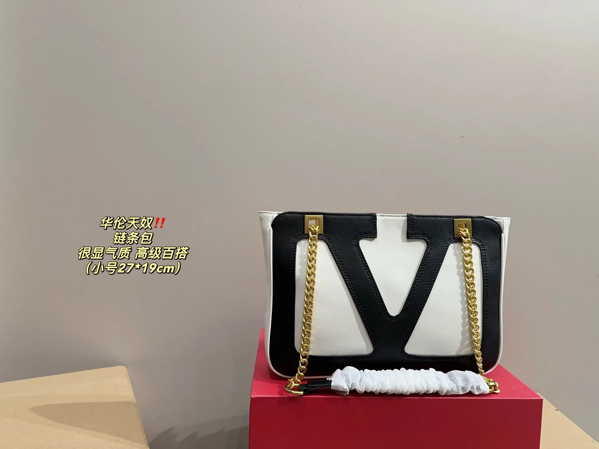 Small P360 with folding box ⚠️Size 27.19 Valentino chain bag My sister is super invincible and loves Zimei! When I saw Zimei wearing this one, I immediately took it off for her! The chain bag really shows off your temperament. I can already imagine how elegant it would look when paired with a dress~ It can be worn cross-body or carried under the armpit, which is very convenient!