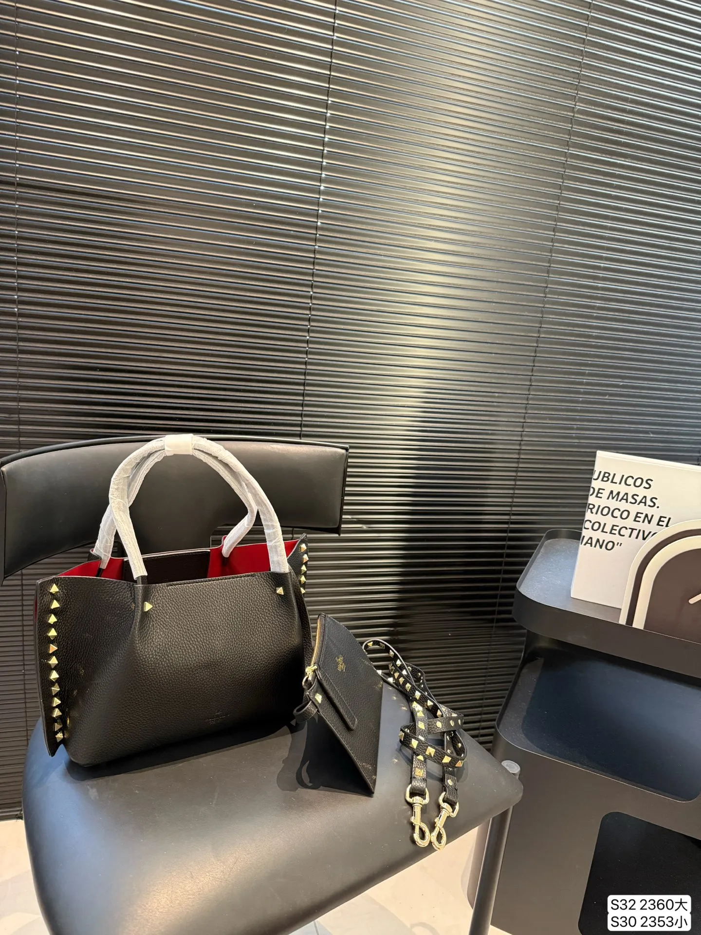Large size P420 Small size P400 Valentino tote bag has a retro feel, high-end yet elegant, super atmospheric, suitable for commuting, casual, and dating. Size: Large 37 23 Small 24 18 Item No. Large 2360 Small 2353