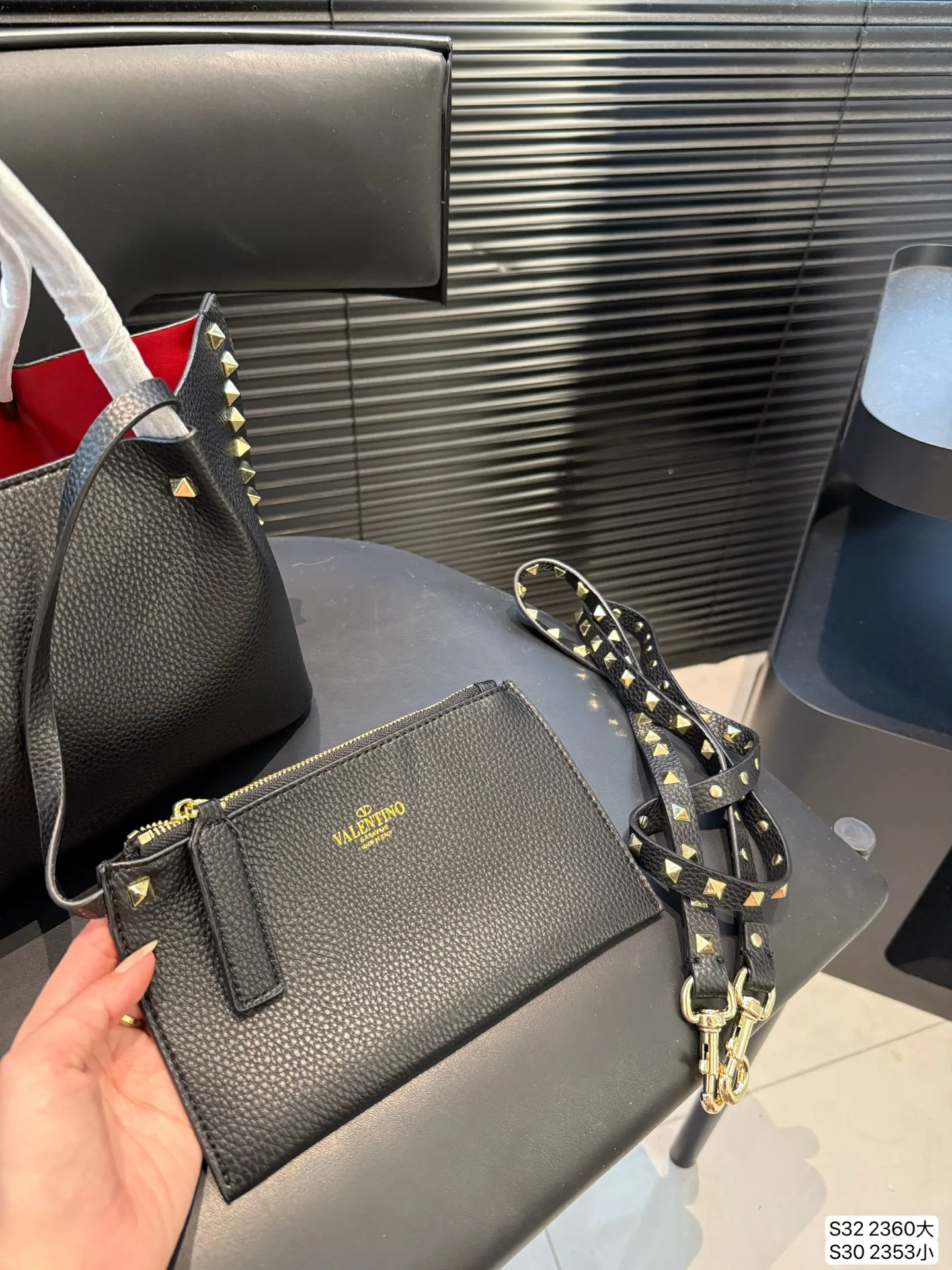 Large size P420 Small size P400 Valentino tote bag has a retro feel, high-end yet elegant, super atmospheric, suitable for commuting, casual, and dating. Size: Large 37 23 Small 24 18 Item No. Large 2360 Small 2353