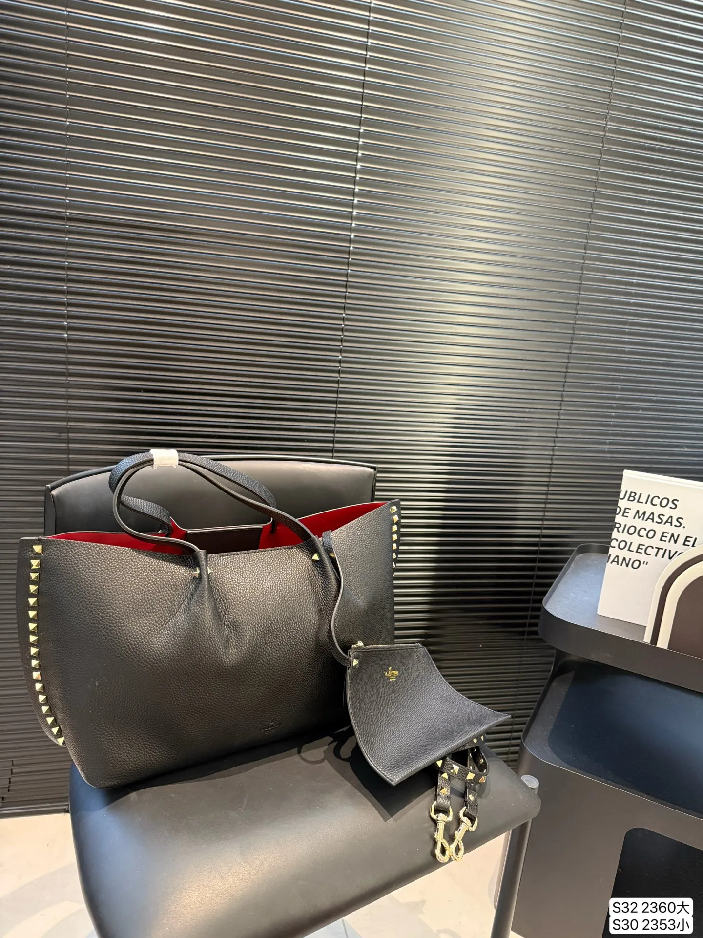 Large size P420 Small size P400 Valentino tote bag has a retro feel, high-end yet elegant, super atmospheric, suitable for commuting, casual, and dating. Size: Large 37 23 Small 24 18 Item No. Large 2360 Small 2353