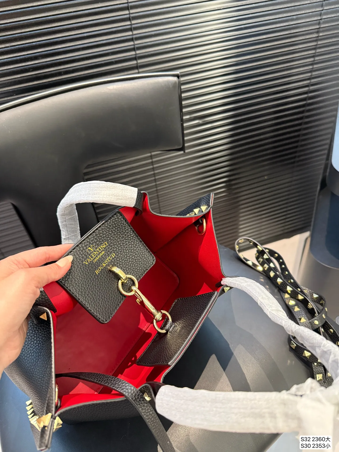 Large size P420 Small size P400 Valentino tote bag has a retro feel, high-end yet elegant, super atmospheric, suitable for commuting, casual, and dating. Size: Large 37 23 Small 24 18 Item No. Large 2360 Small 2353