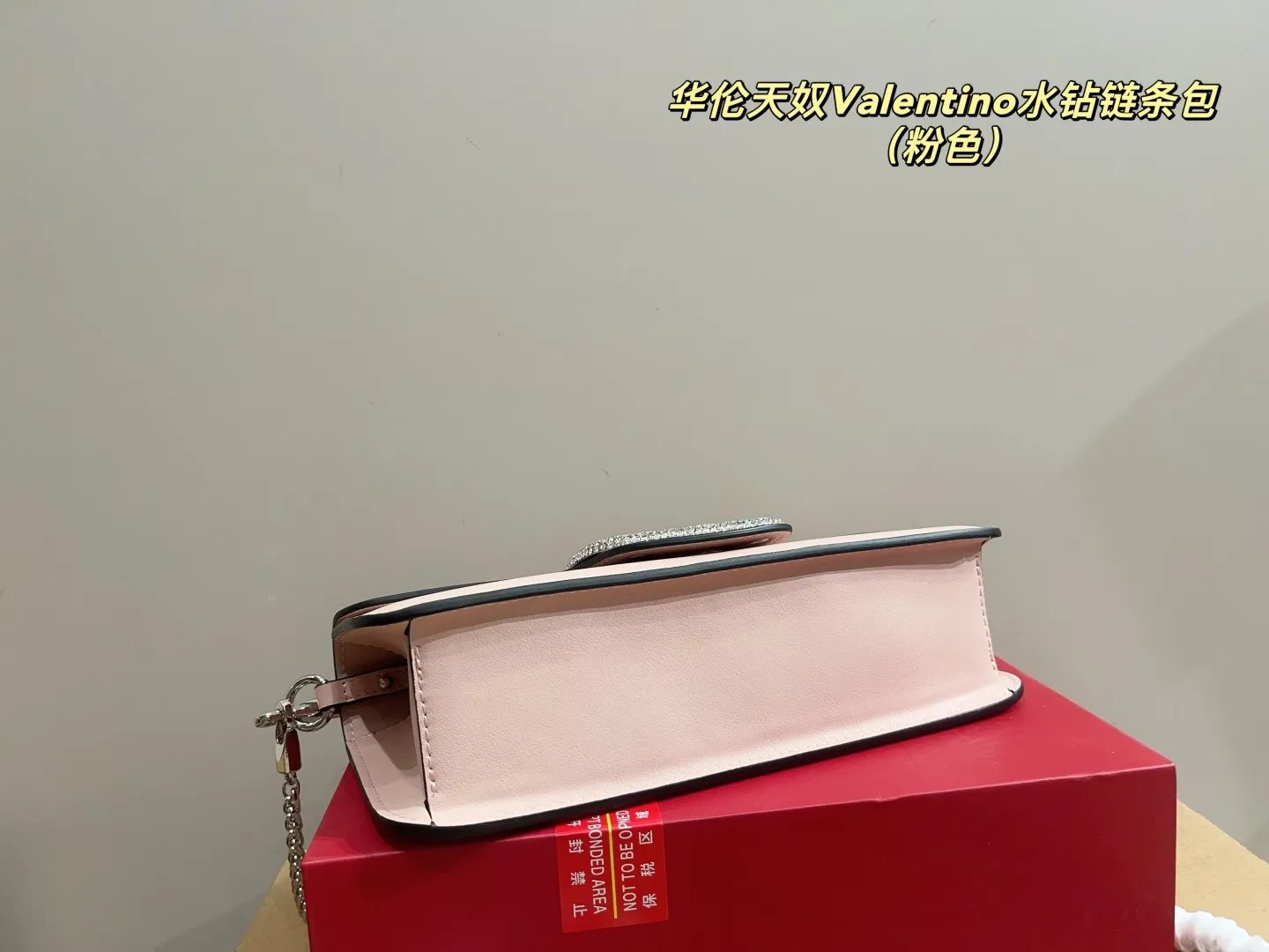 p320 with folding box ⚠️Size 27.11 Valentino rhinestone chain bag The delicate and fluffy body of the bag is like a cloud, making you feel healed when you touch the leather. It blends gentleness with neat and tough rivet elements to present an eye-catching impression that is both delicate and individual. The soft body of the bag has a different charm when carried on the shoulder.