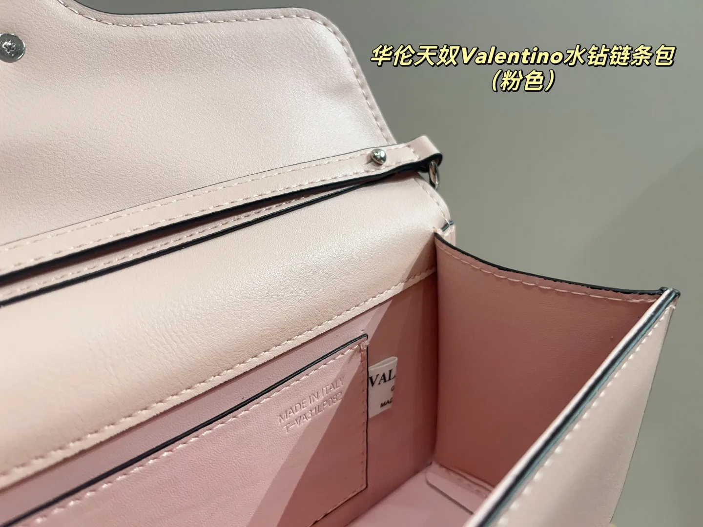 p320 with folding box ⚠️Size 27.11 Valentino rhinestone chain bag The delicate and fluffy body of the bag is like a cloud, making you feel healed when you touch the leather. It blends gentleness with neat and tough rivet elements to present an eye-catching impression that is both delicate and individual. The soft body of the bag has a different charm when carried on the shoulder.