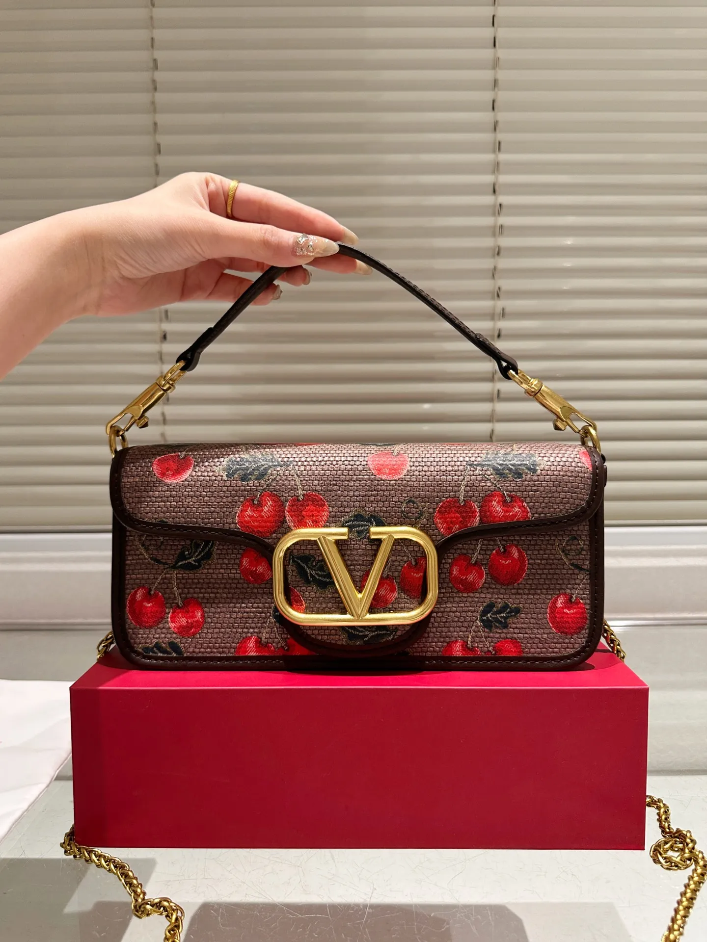 Large P360 Folding Box ⚠️Size 26.11 Valentino Loco Shoulder Bag Overflowing with Sophistication This Look Is Very Versatile No matter how you carry it, you won’t feel any pressure. Which girl can resist such a beautiful bag?