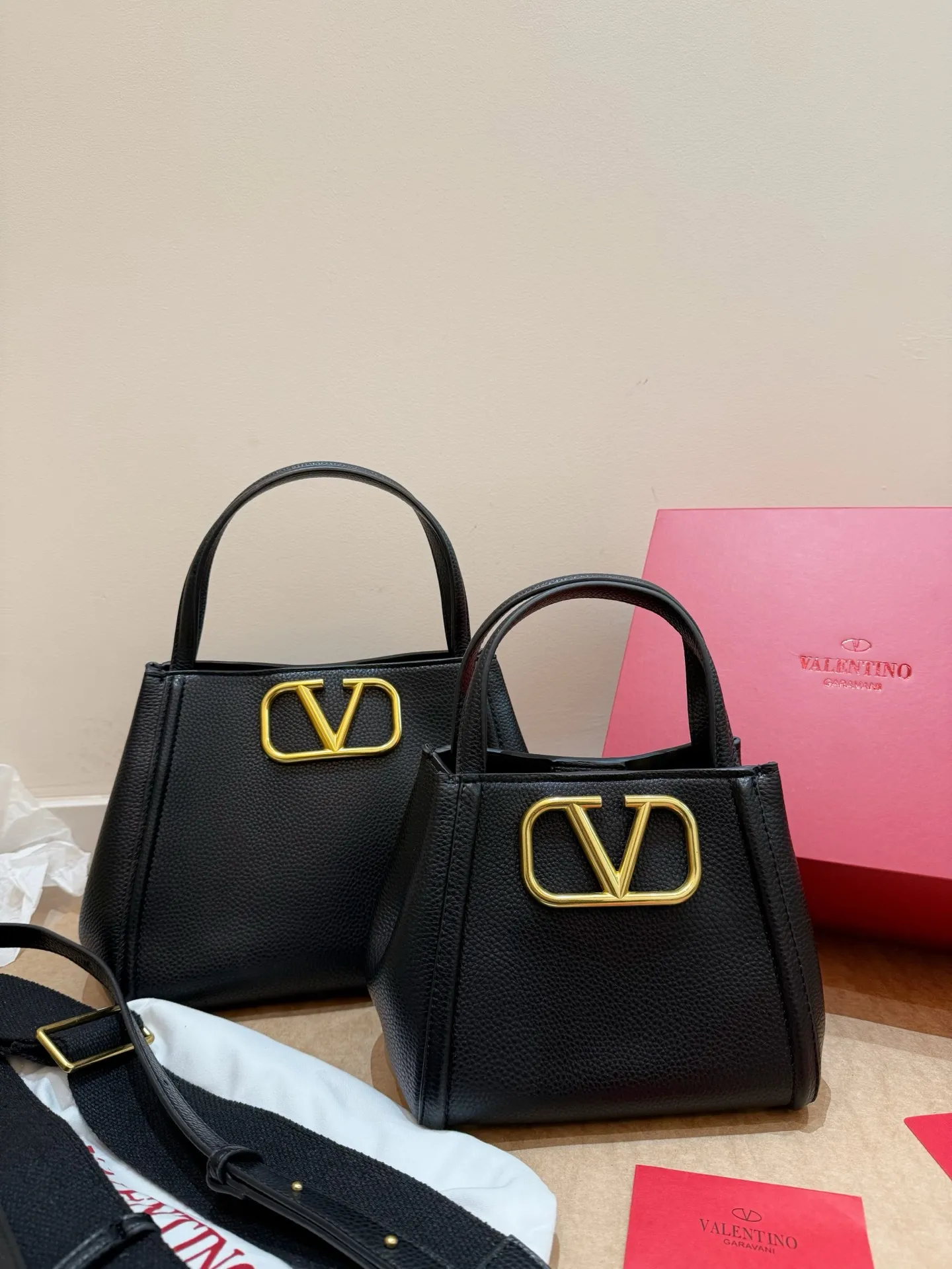 P400 P380 Folding box Valentino Alltime handbag Liu Wen's same bag Valentino's most popular one Comes with two shoulder straps Size 25.20 Size 19.16