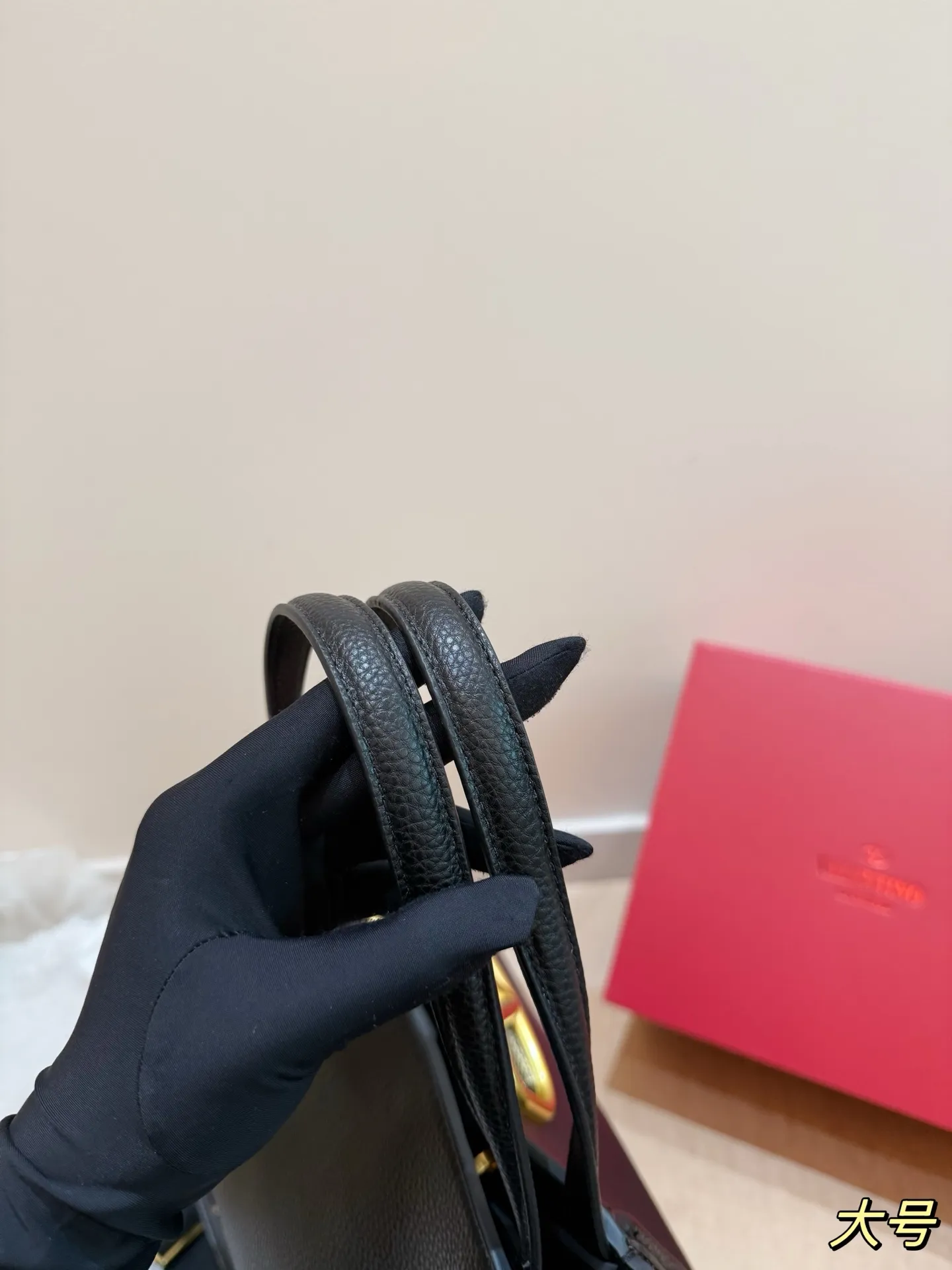 P400 P380 Folding box Valentino Alltime handbag Liu Wen's same bag Valentino's most popular one Comes with two shoulder straps Size 25.20 Size 19.16