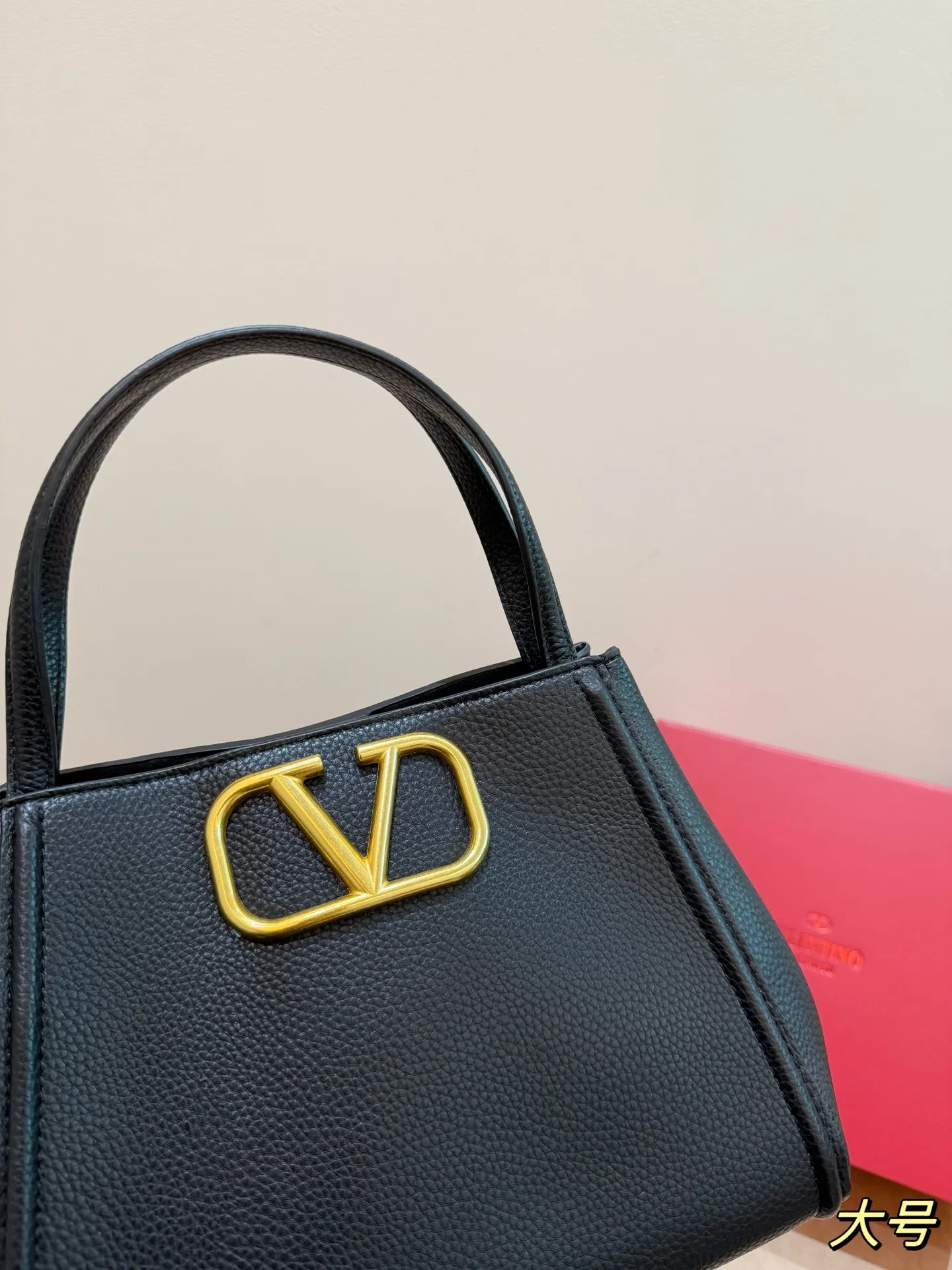 P400 P380 Folding box Valentino Alltime handbag Liu Wen's same bag Valentino's most popular one Comes with two shoulder straps Size 25.20 Size 19.16