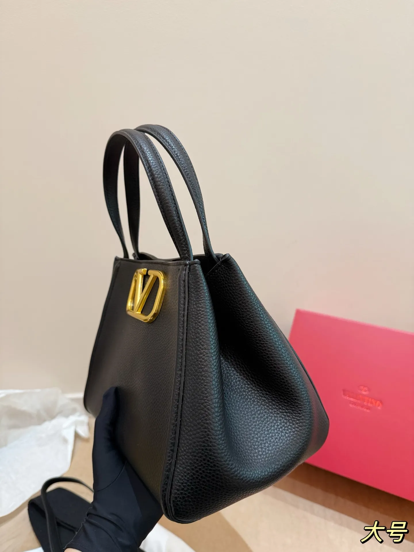 P400 P380 Folding box Valentino Alltime handbag Liu Wen's same bag Valentino's most popular one Comes with two shoulder straps Size 25.20 Size 19.16