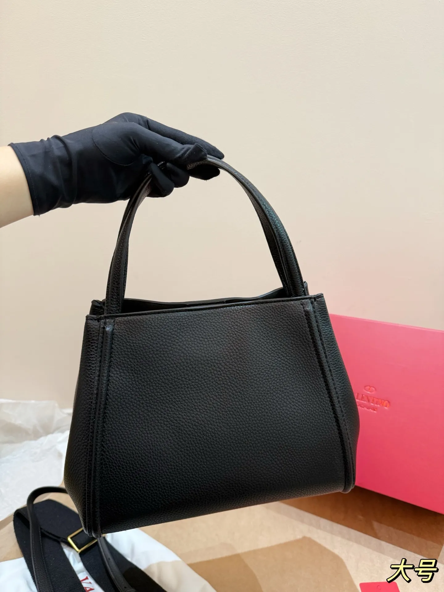 P400 P380 Folding box Valentino Alltime handbag Liu Wen's same bag Valentino's most popular one Comes with two shoulder straps Size 25.20 Size 19.16