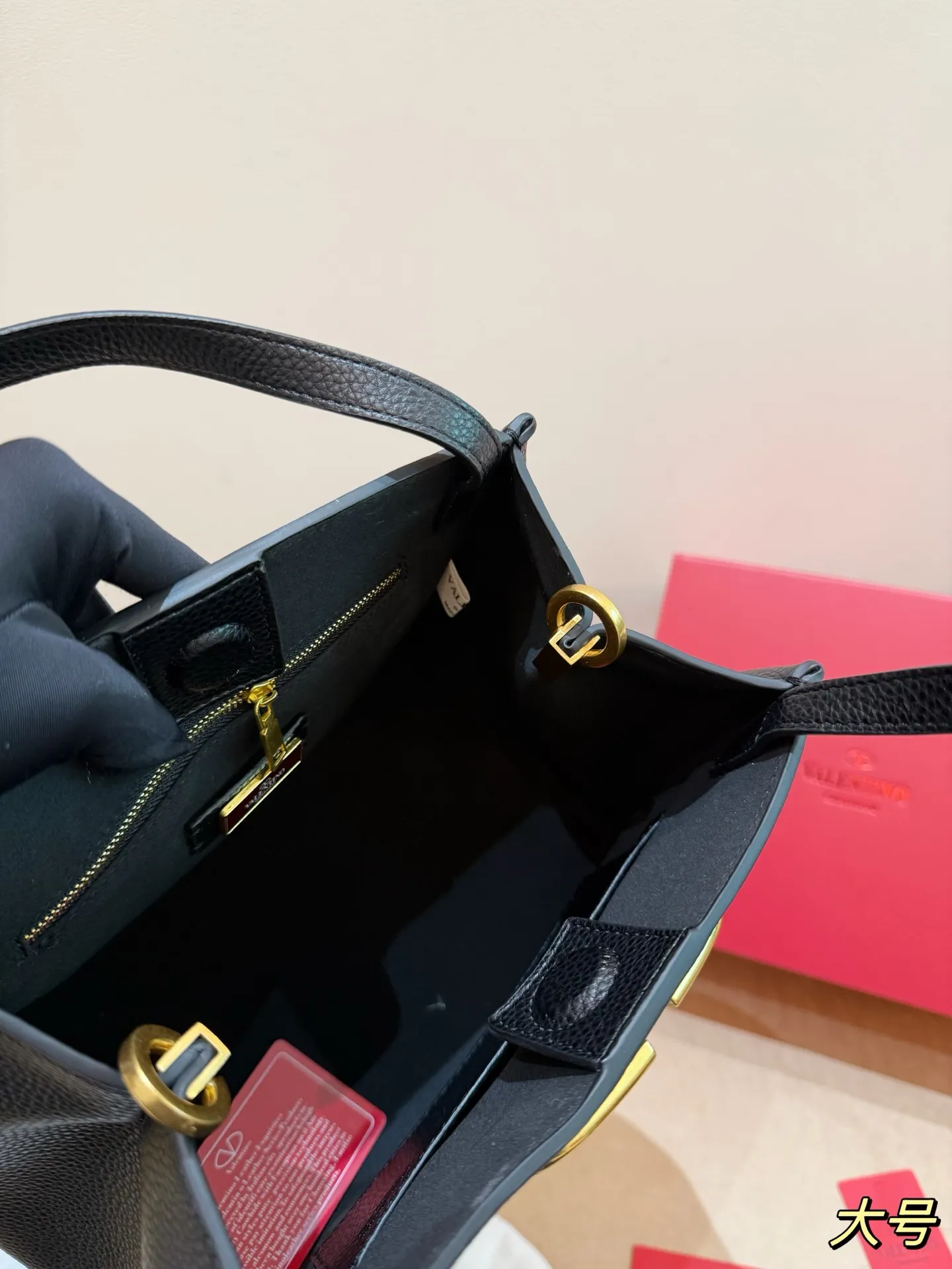 P400 P380 Folding box Valentino Alltime handbag Liu Wen's same bag Valentino's most popular one Comes with two shoulder straps Size 25.20 Size 19.16