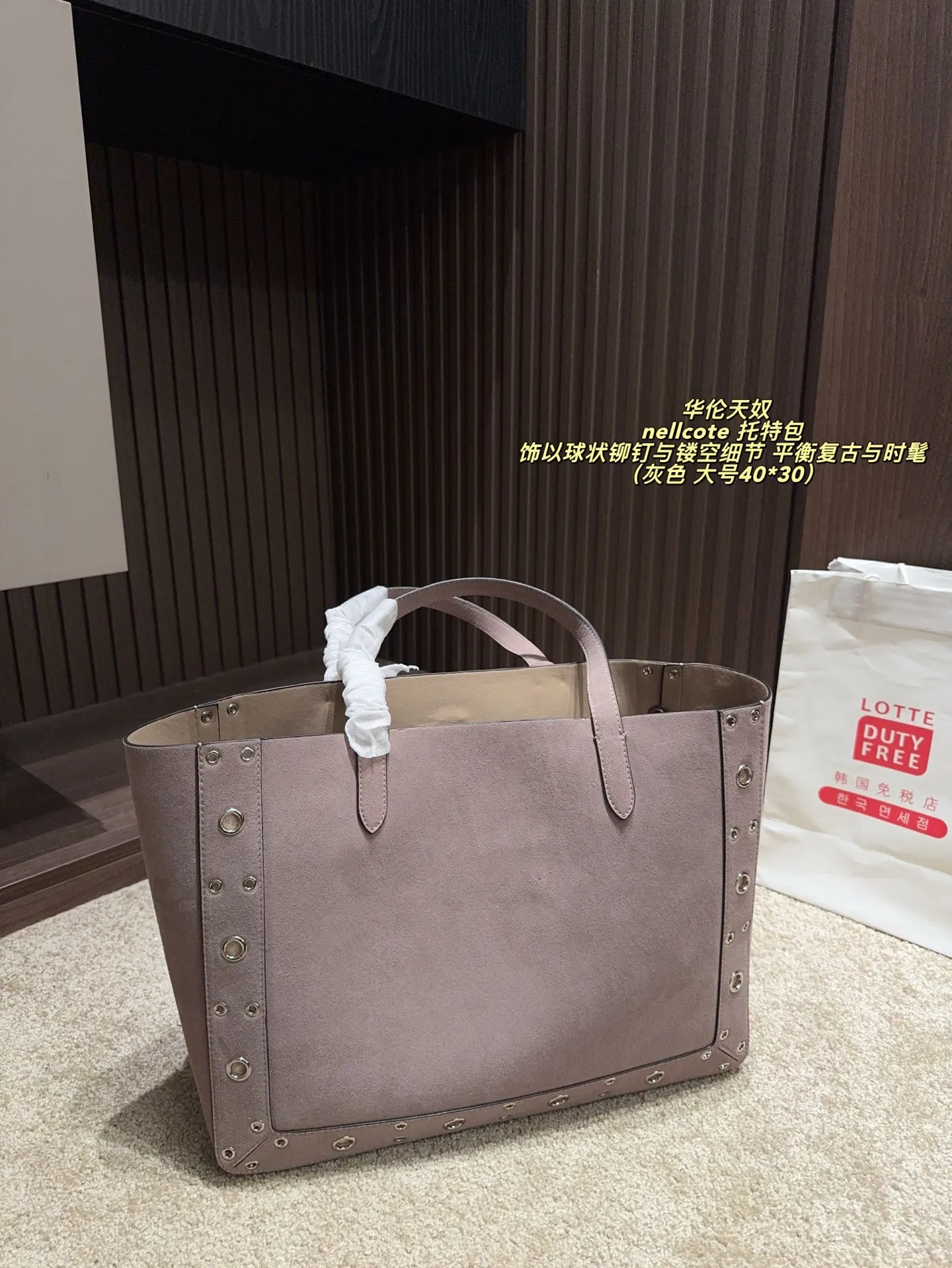 p480 comes with box⚠️Size 40*30 p360 comes with box⚠️Size 21*17 Valentino nellcote tote bag has a suede body, decorated with ball rivets and hollow details, balancing retro and fashionable. It can be freely switched between hand-carrying and shoulder-carrying, and combined with a detachable carrying bag, it combines practicality and fun.