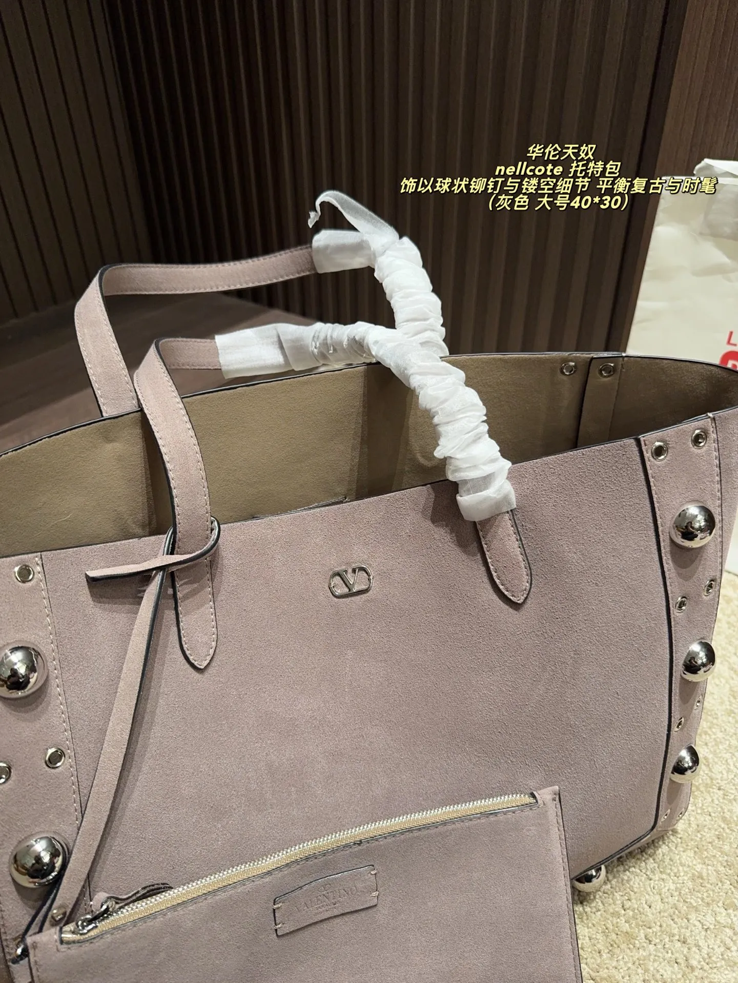 p480 comes with box⚠️Size 40*30 p360 comes with box⚠️Size 21*17 Valentino nellcote tote bag has a suede body, decorated with ball rivets and hollow details, balancing retro and fashionable. It can be freely switched between hand-carrying and shoulder-carrying, and combined with a detachable carrying bag, it combines practicality and fun.