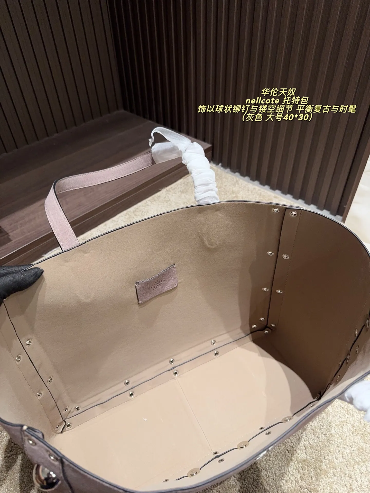 p480 comes with box⚠️Size 40*30 p360 comes with box⚠️Size 21*17 Valentino nellcote tote bag has a suede body, decorated with ball rivets and hollow details, balancing retro and fashionable. It can be freely switched between hand-carrying and shoulder-carrying, and combined with a detachable carrying bag, it combines practicality and fun.